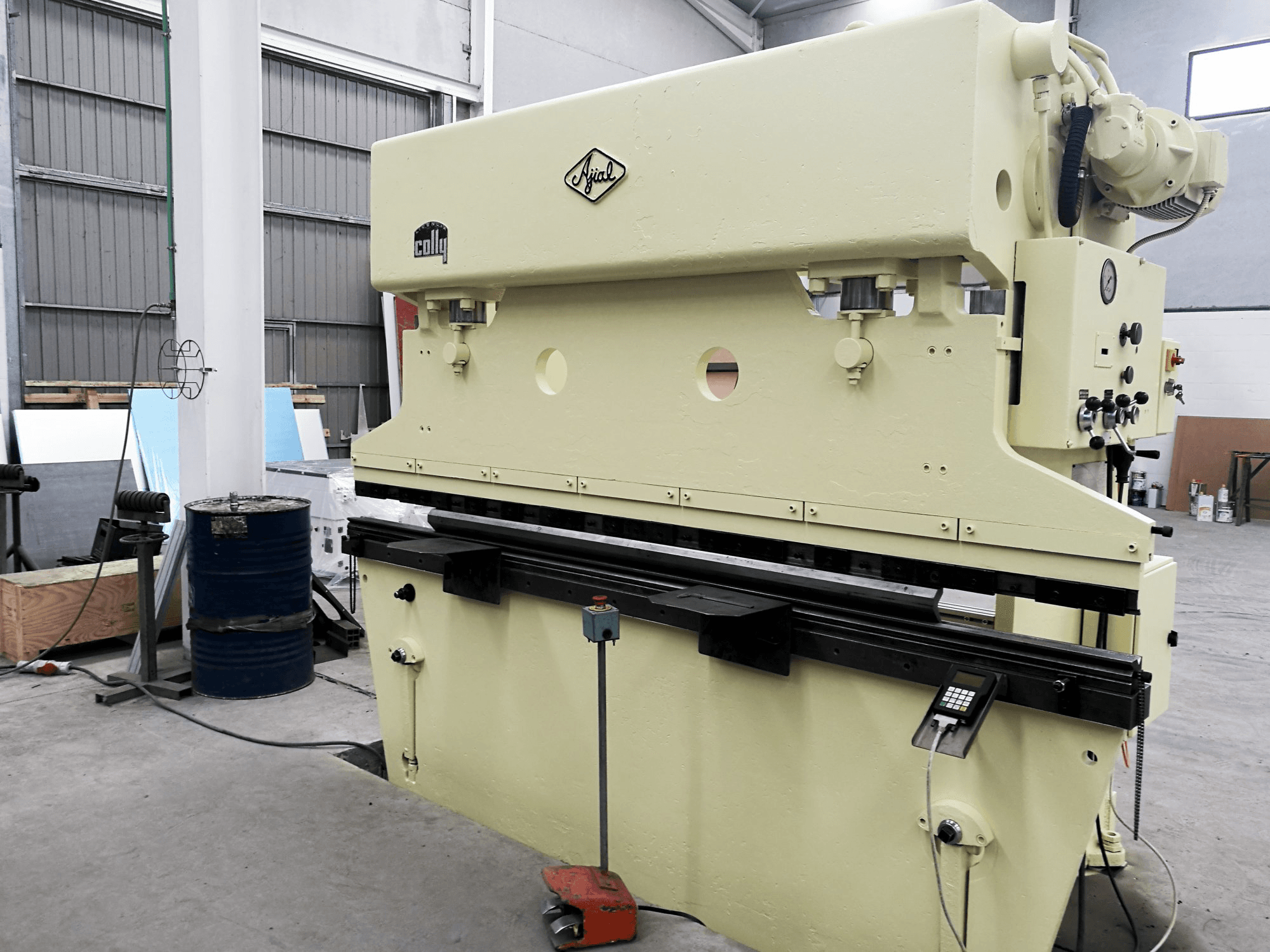 Pravý pohled na Ajial Colly 89 stroj