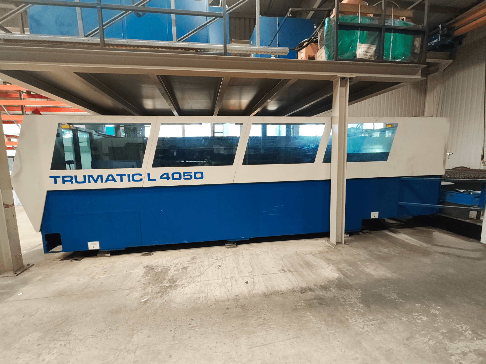 CO₂ laserový řezací stroj TRUMPF TruLaser 450 v bočním pohledu, v modro-bílém provedení, s viditelným ovládacím panelem a pracovním prostorem.