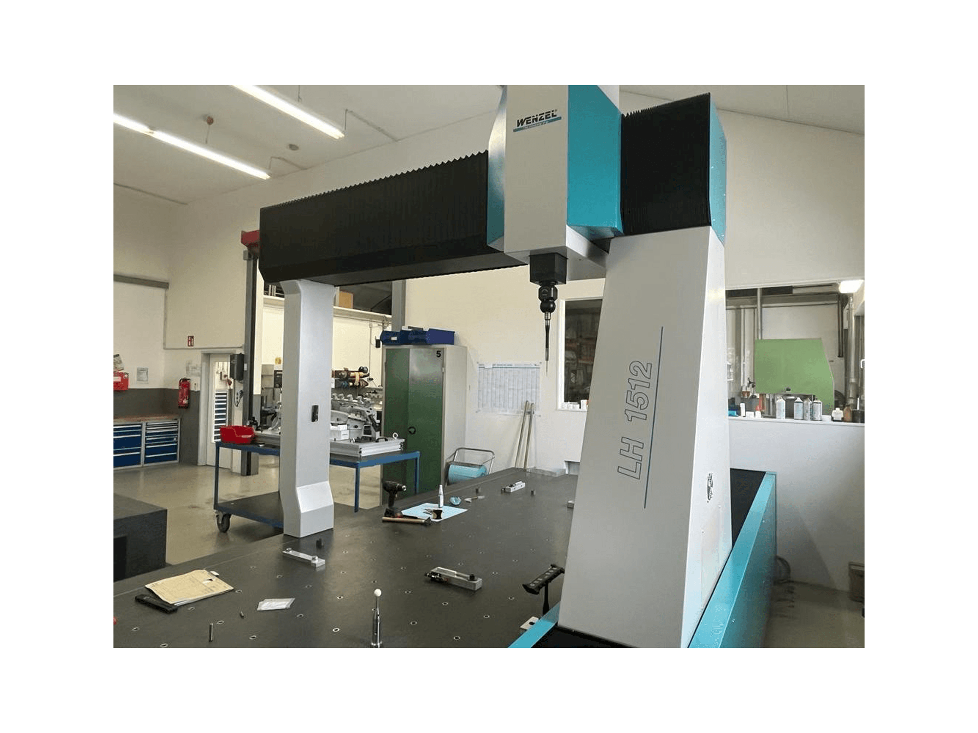 Čelní pohled na Wenzel LH 1512 stroj