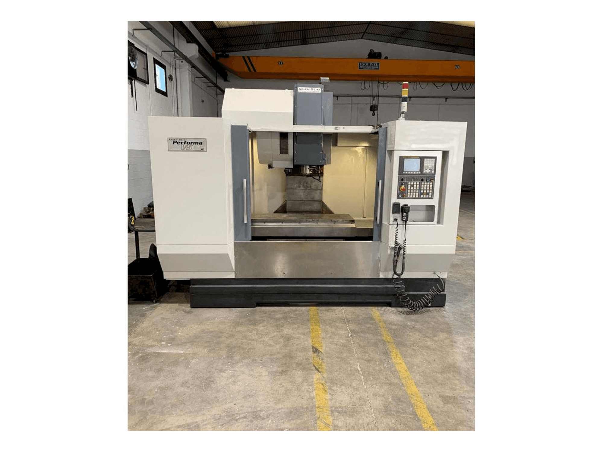 Čelní pohled na Akira Seiki V5 XP stroj