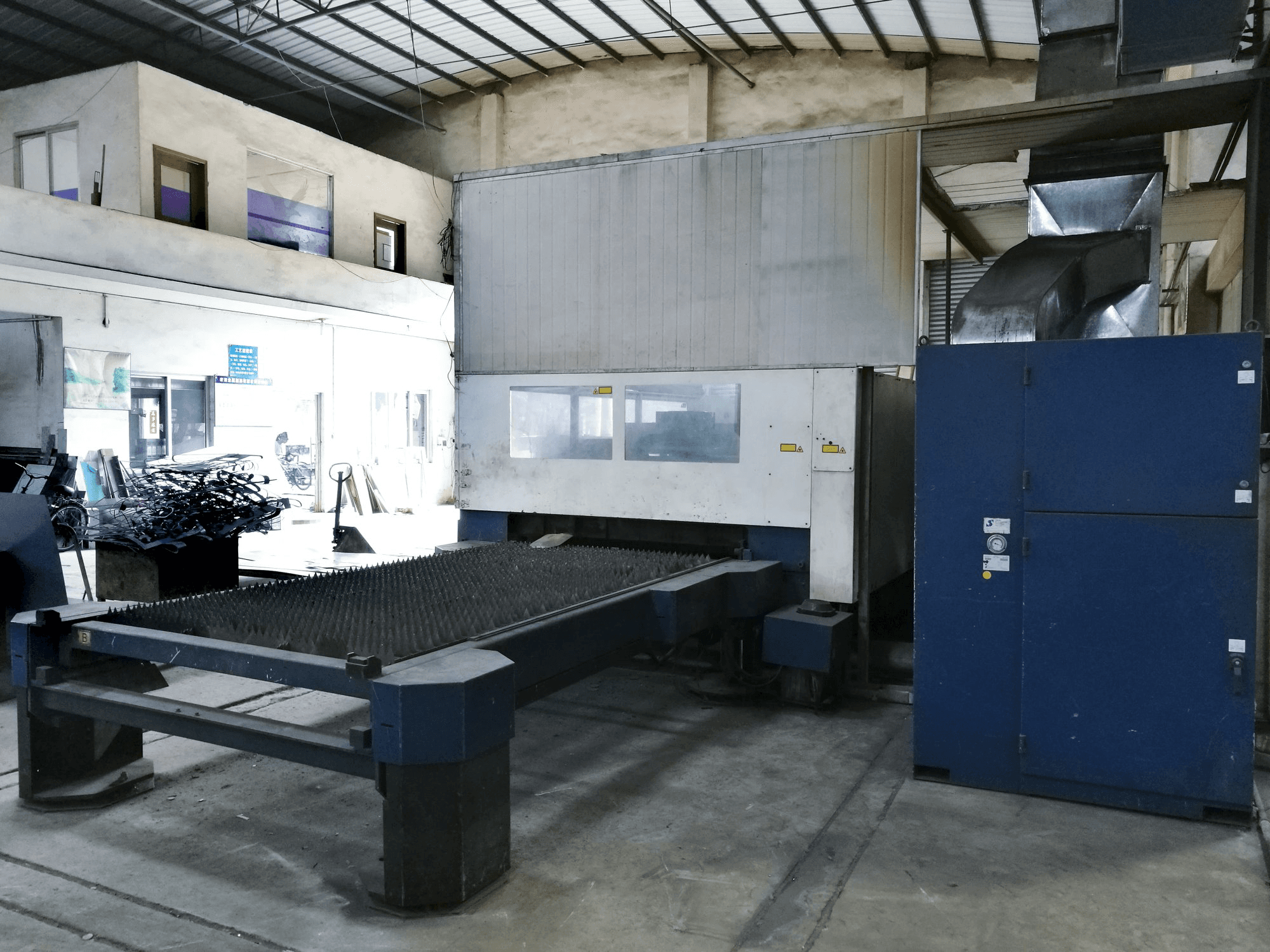 Pravý pohled 1 na Trumpf TruLaser L3030 stroj