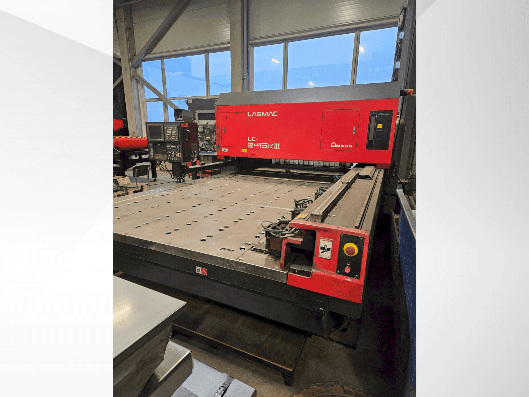 Čelní pohled na AMADA LC 2415 A3 stroj