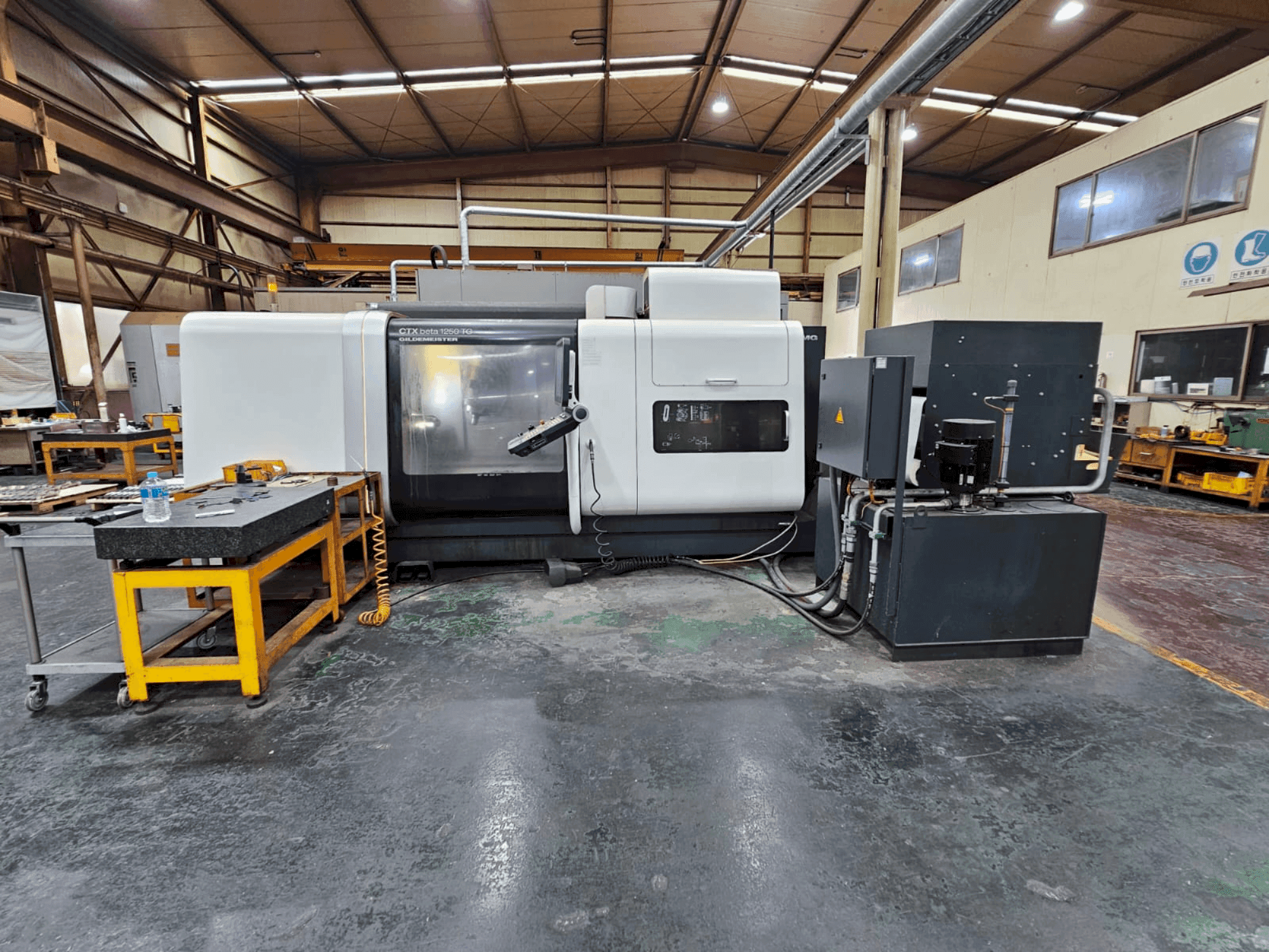Čelní pohled na DMG MORI Gildemeister CTX 1250 TC stroj