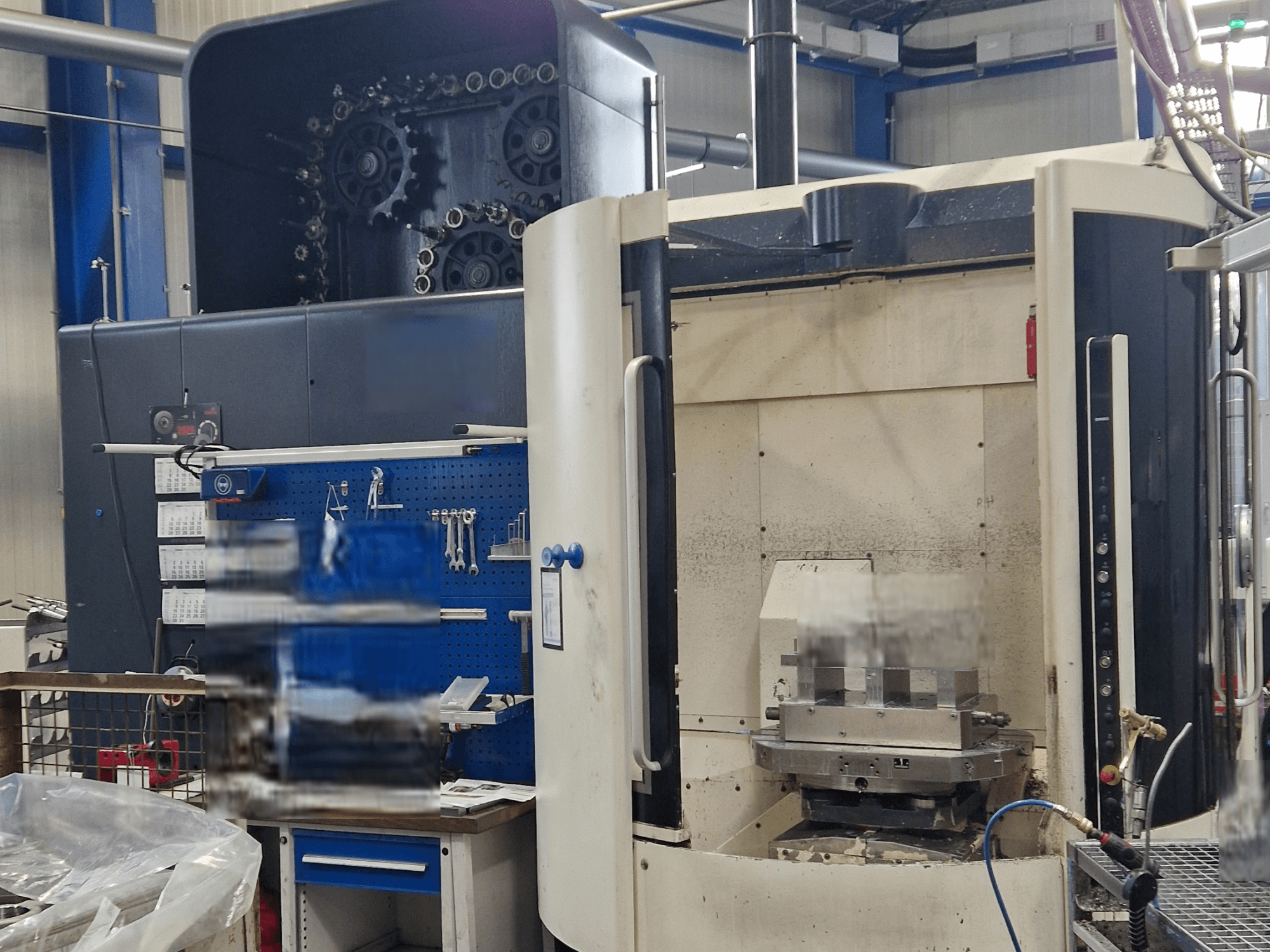 Univerzální obráběcí centrum DMG DMC80U DuoBlock, pohled zepředu, ukázka ovládacího panelu a pracovního prostoru s příslušenstvím.