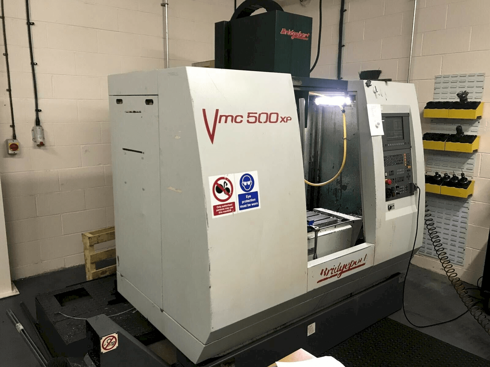Čelní pohled na Bridgeport VMC 500 XP stroj