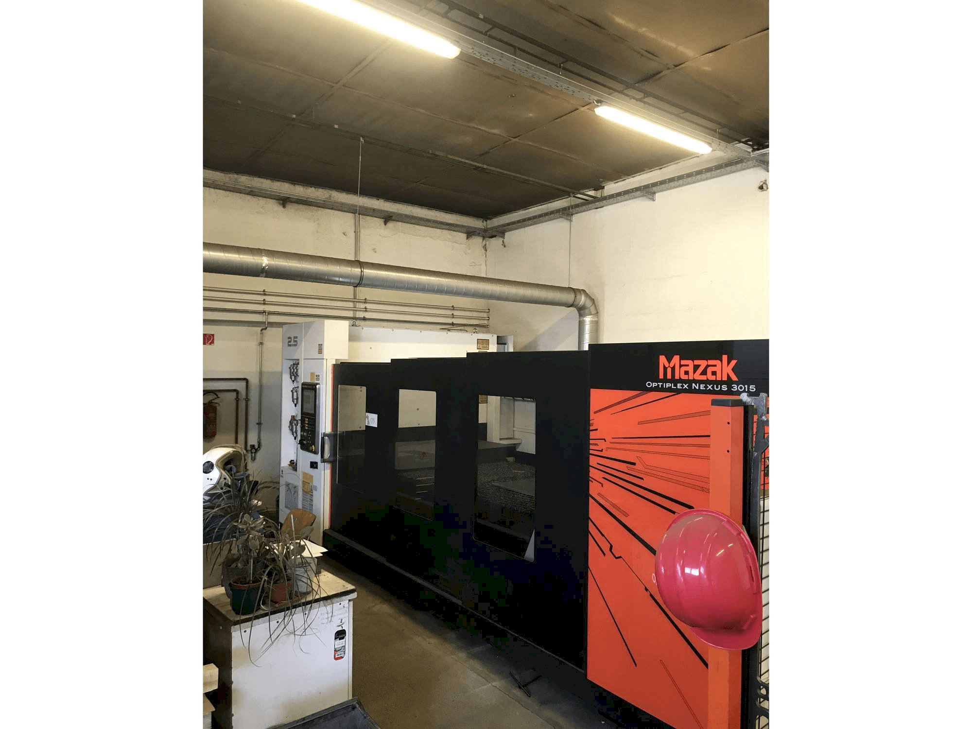 Čelní pohled na Mazak Optiplex Nexus 3015 stroj
