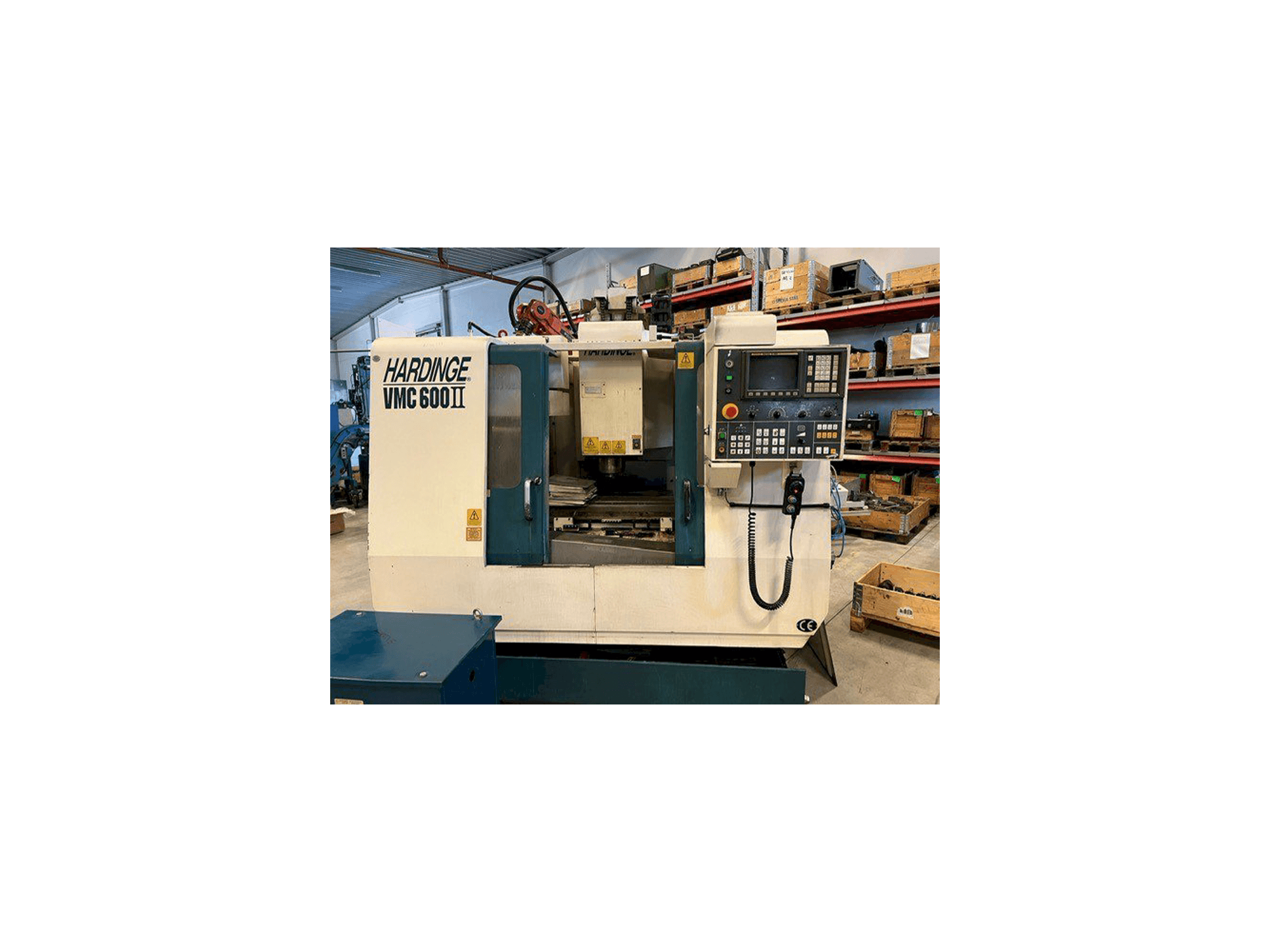 Čelní pohled na HARDINGE VMC 600II stroj