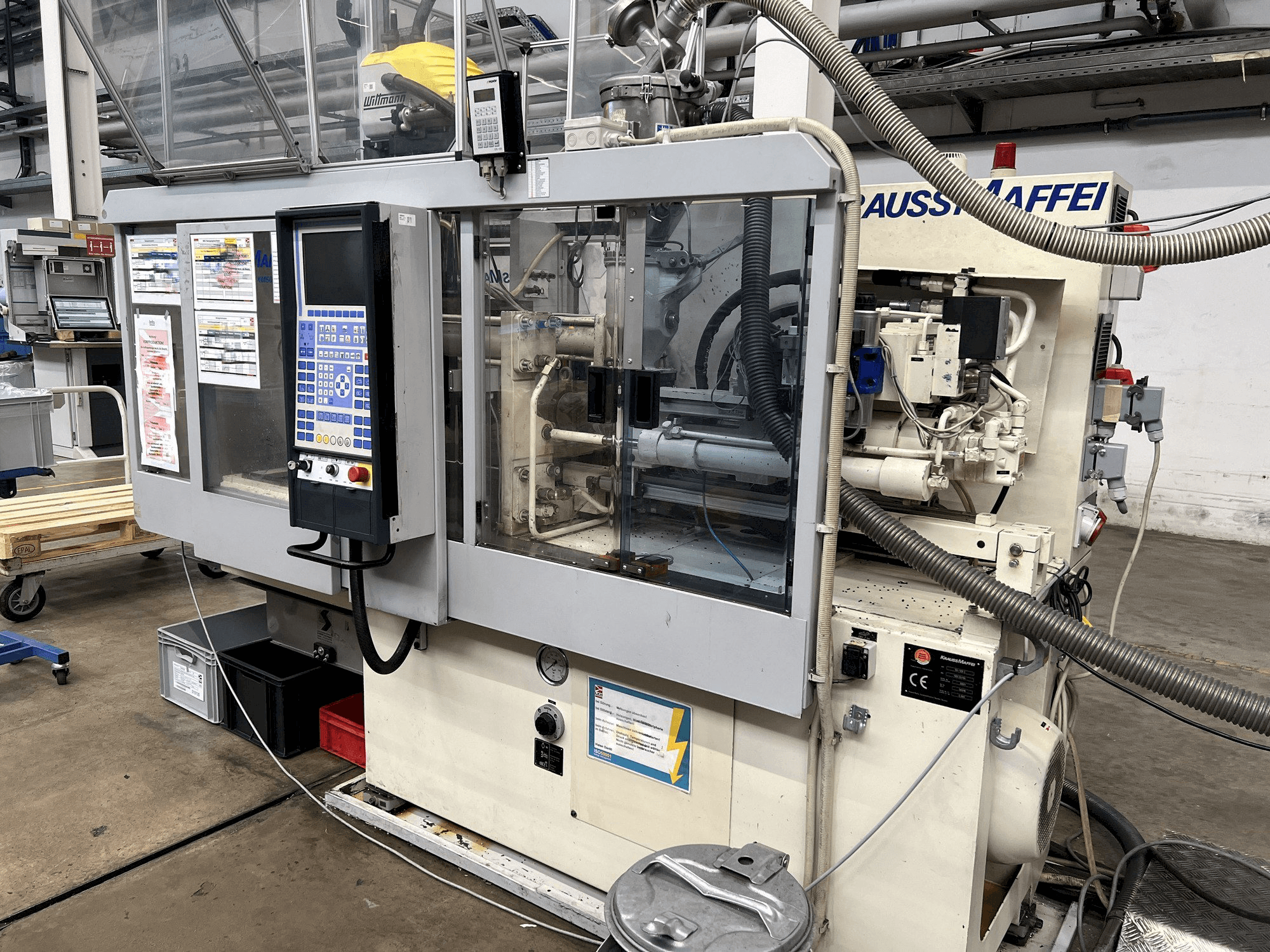 Čelní pohled na Krauss Maffei KM 50-125 C1 stroj