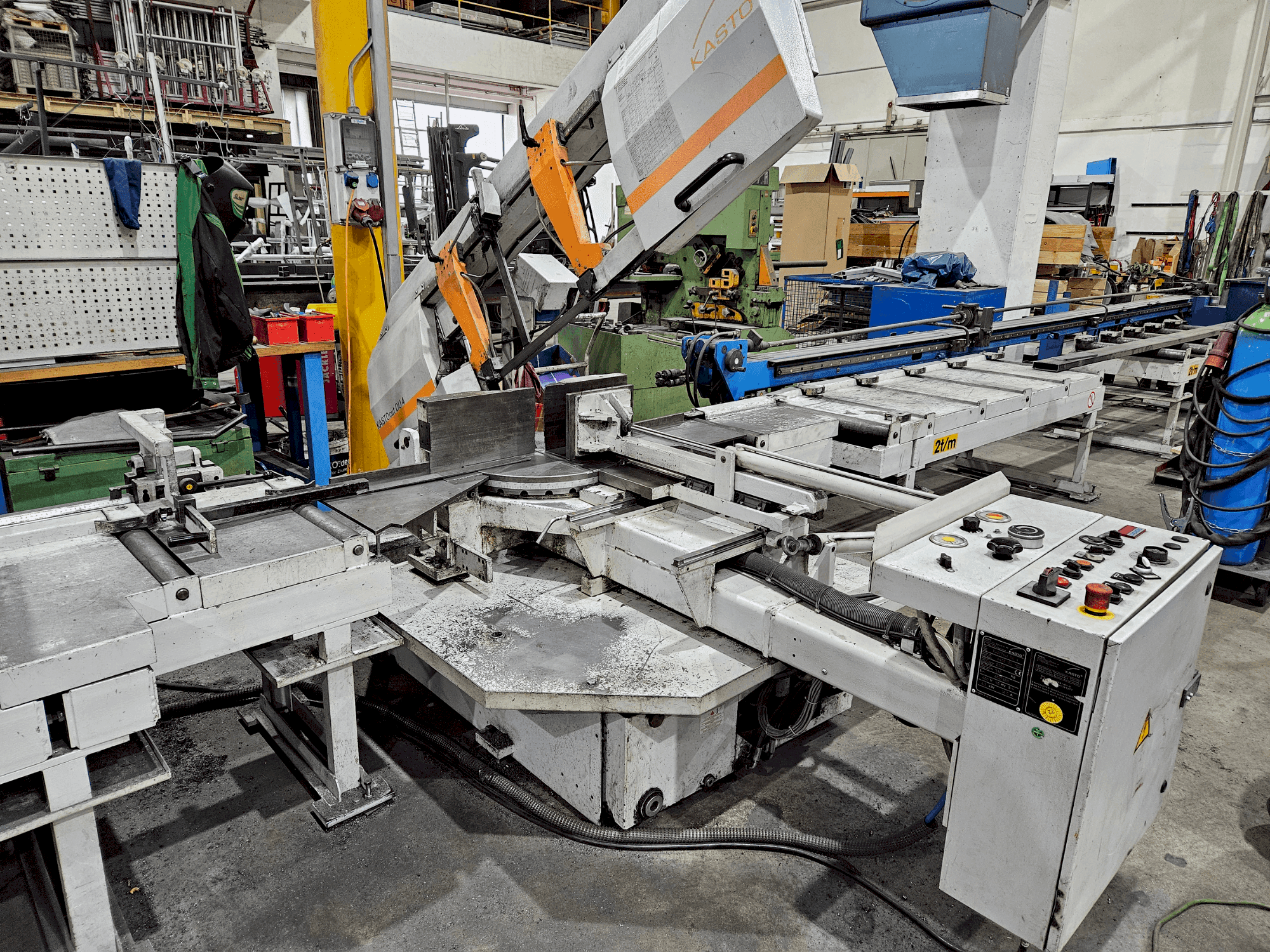 Čelní pohled na KASTO cut DU 4 stroj