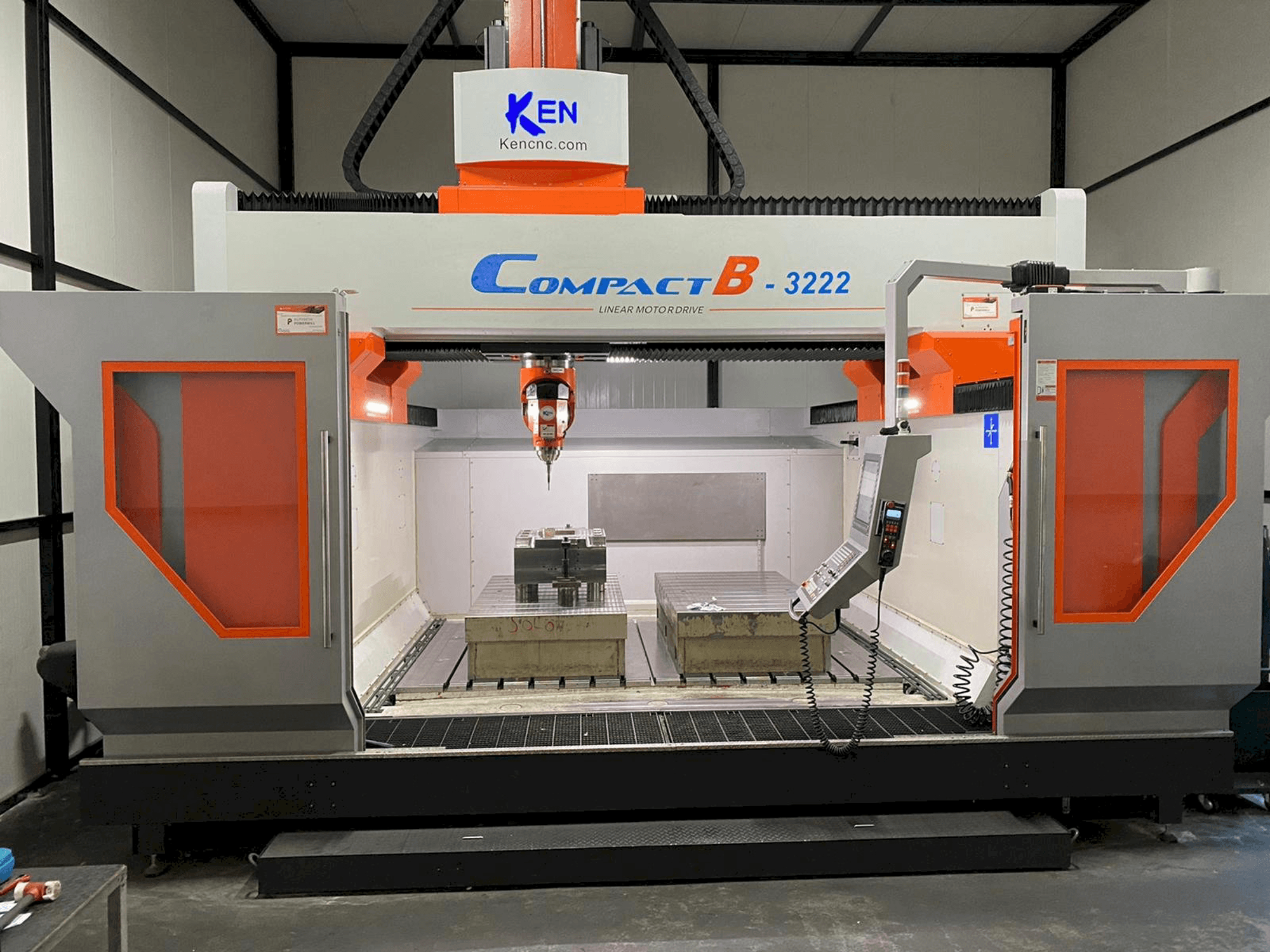 Čelní pohled na KEN COMPACT B 3222 stroj