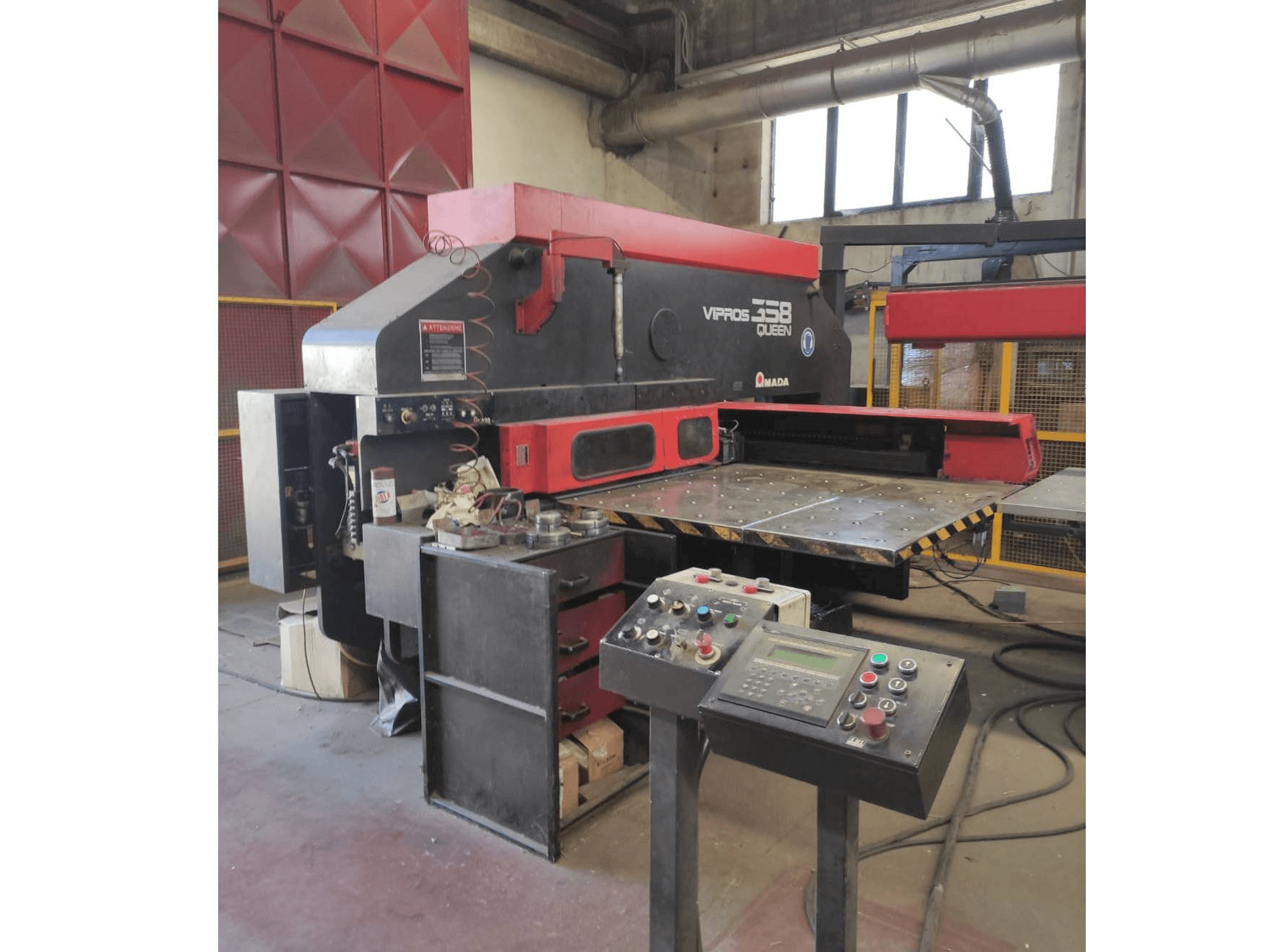 Čelní pohled na AMADA VIPROS 358 stroj