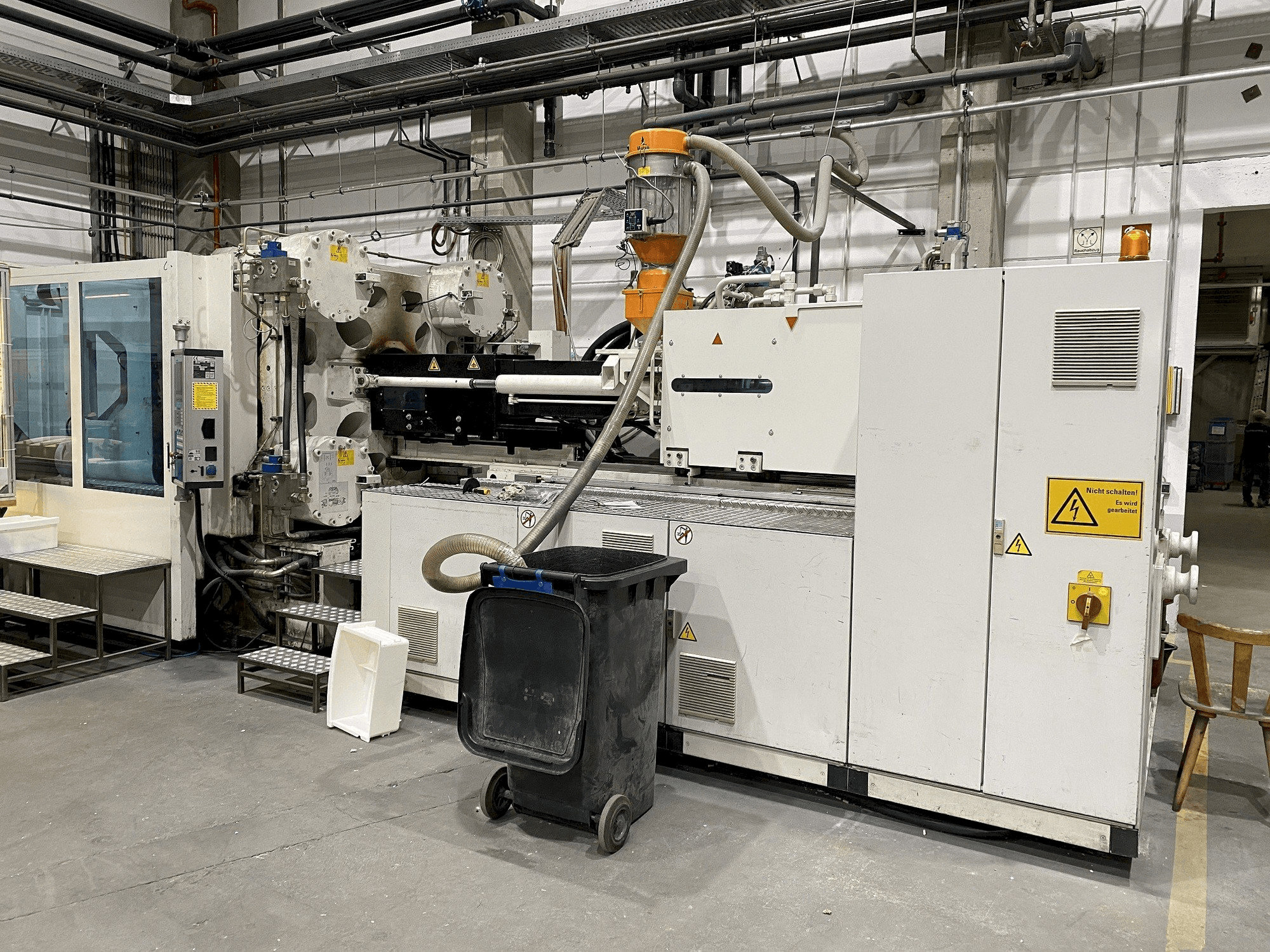 Čelní pohled na Battenfeld HM 800 2P/5400 stroj