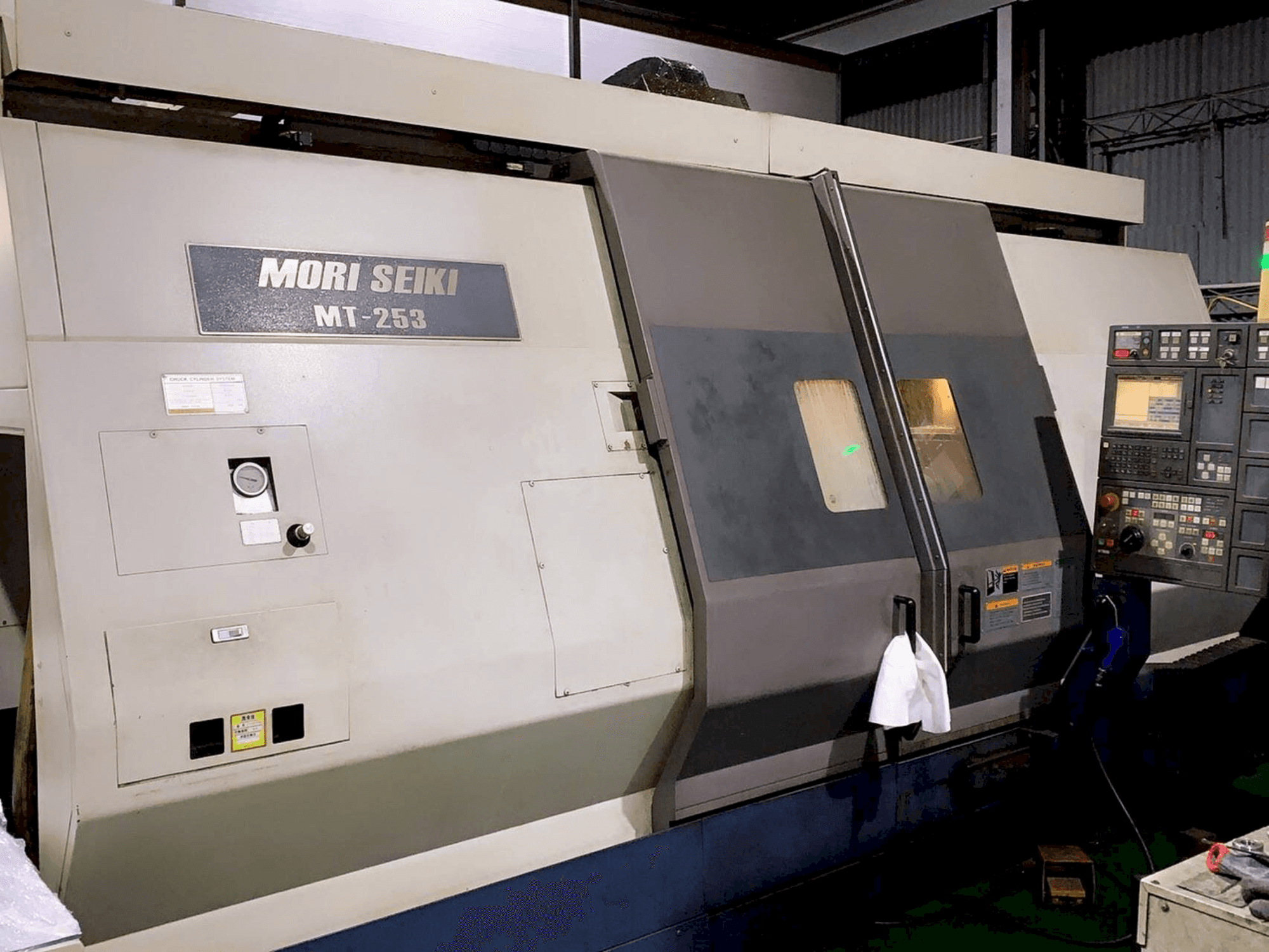 Čelní pohled na MORI SEIKI MT 253 S stroj