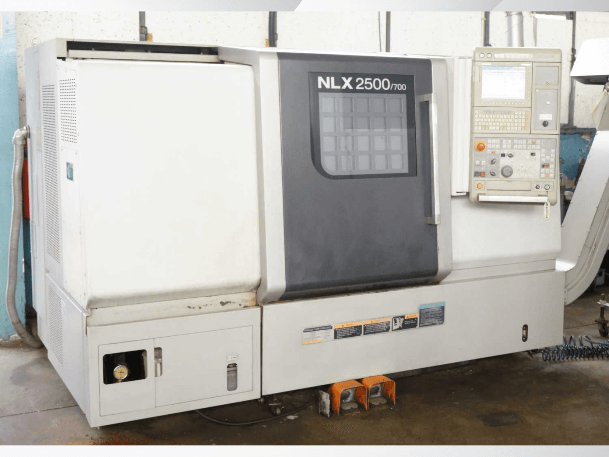 Horizontální soustruh DMG MORI NLX 2500/700, pohled zepředu s ovládacím panelem a technickými prvky stroje.