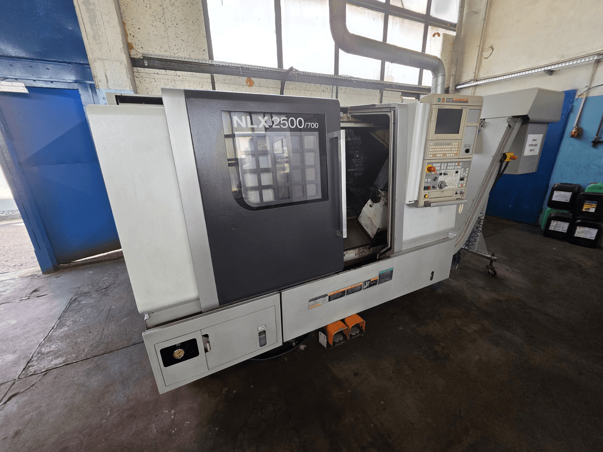 Horizontální soustruh DMG MORI NLX 2500/700 v bočním pohledu, s ovládacím panelem a viditelnou obrobovou zónou.