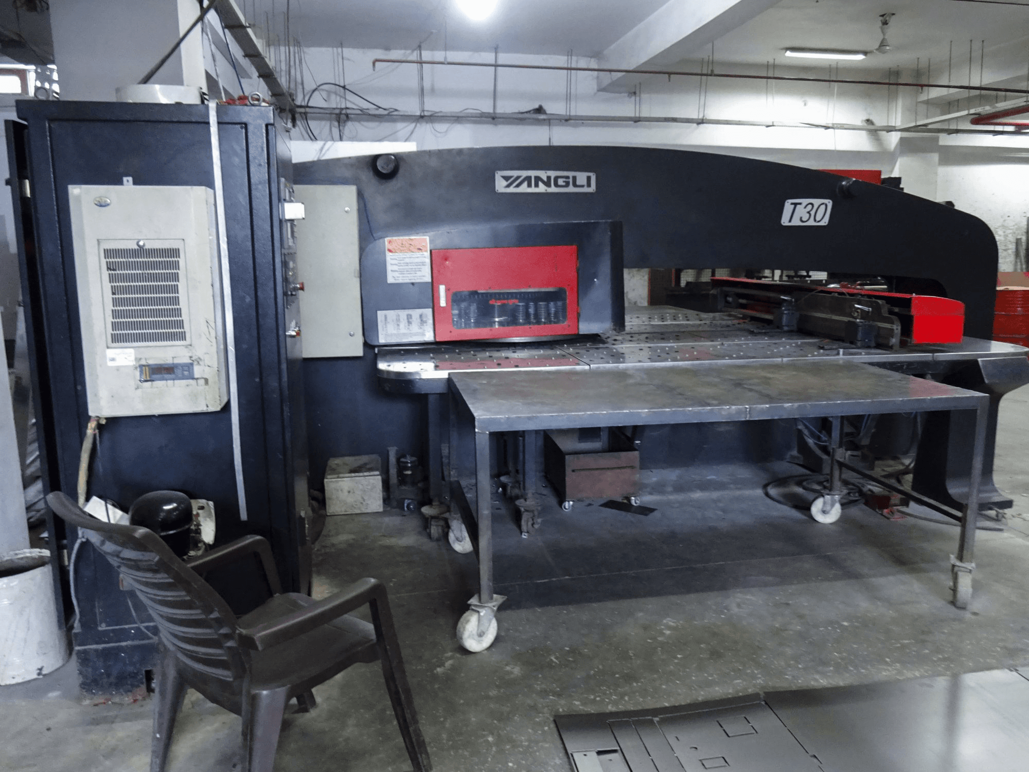 Levý pohled na Yangli T30 stroj