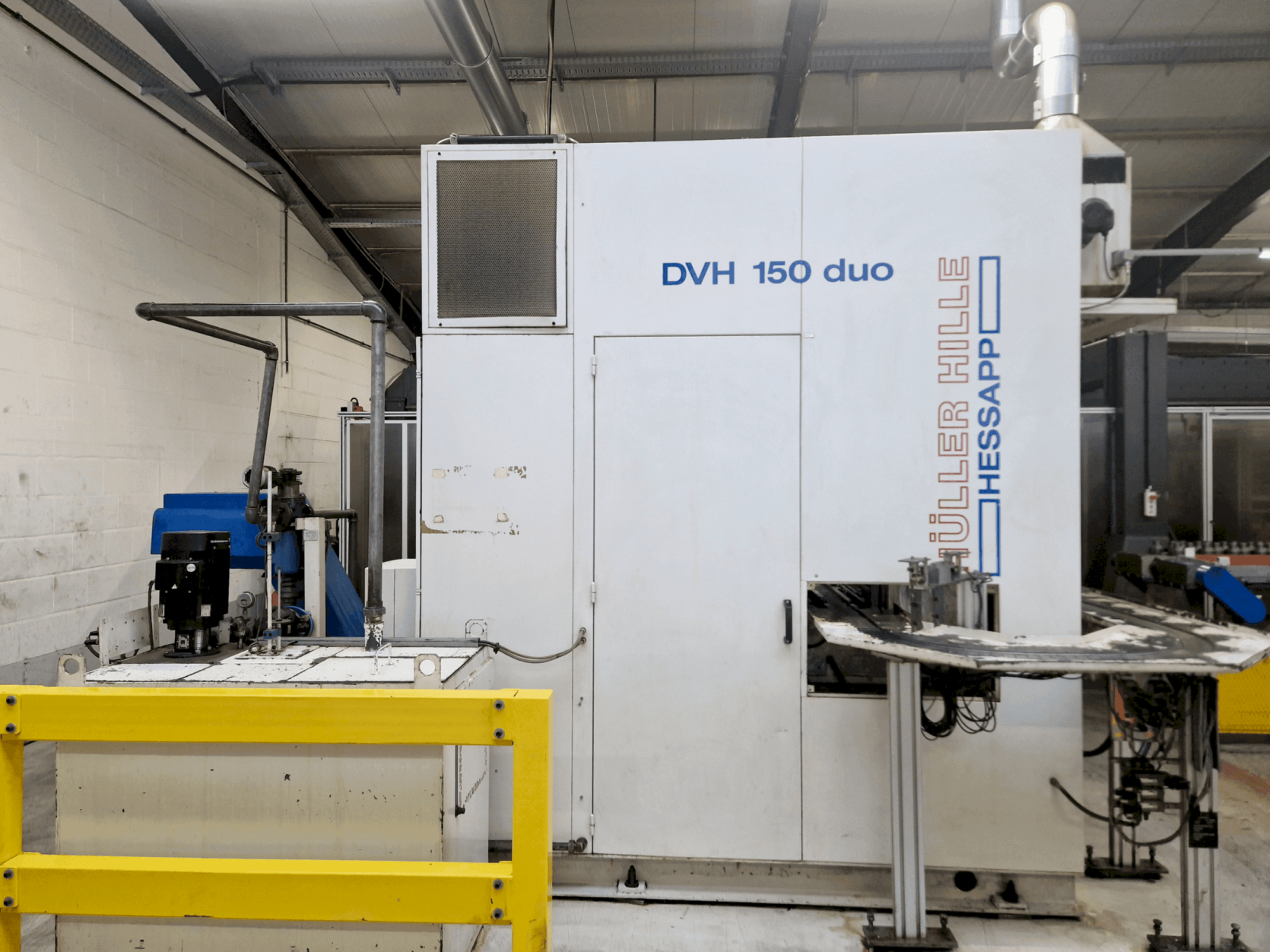 Čelní pohled na HULLER HILLE DVH 150 Duo stroj