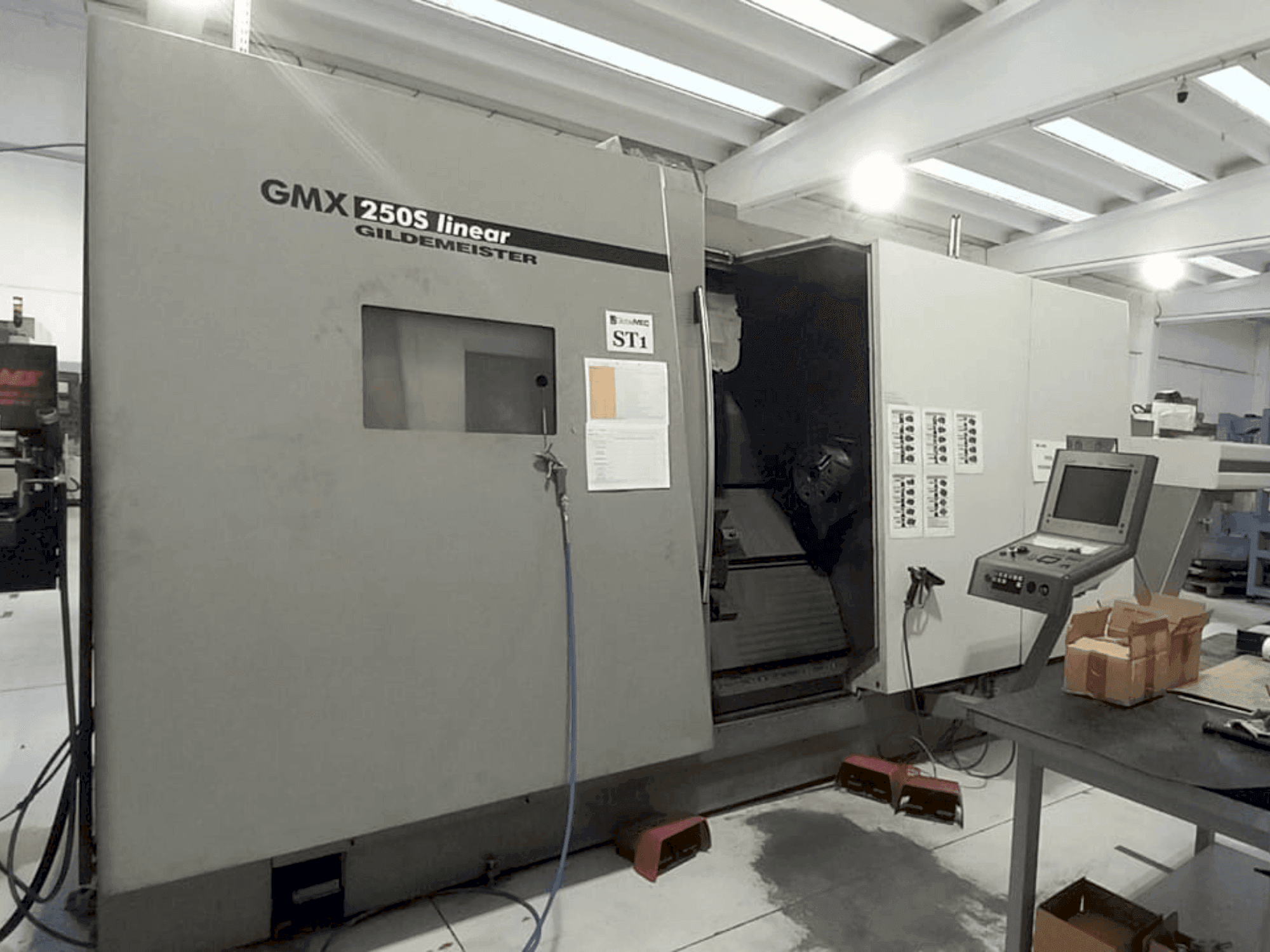 Čelní pohled na Gildemeister GMX 250S Linear stroj
