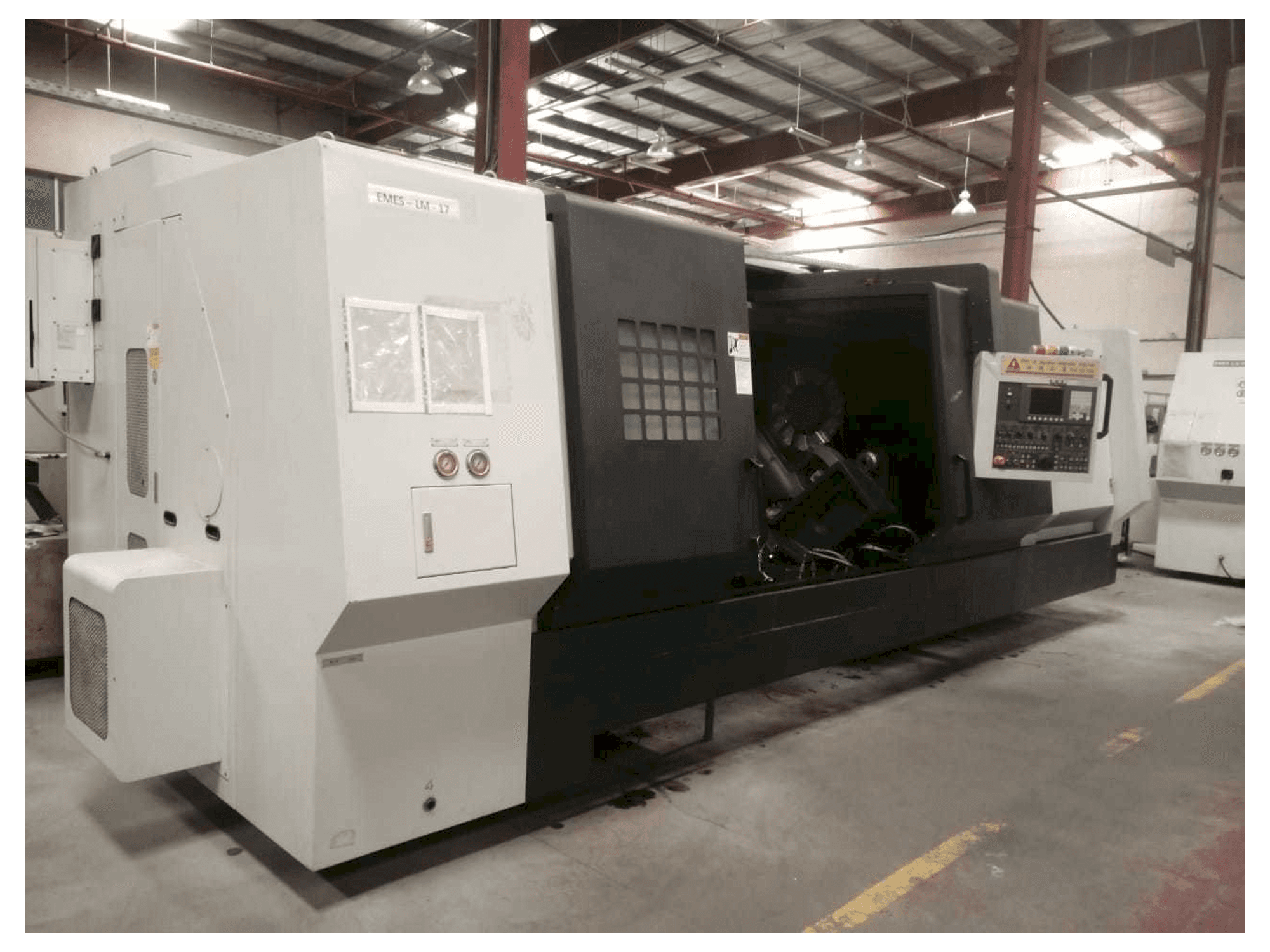 Levý boční pohled na YOU JI YH 50/300 stroj