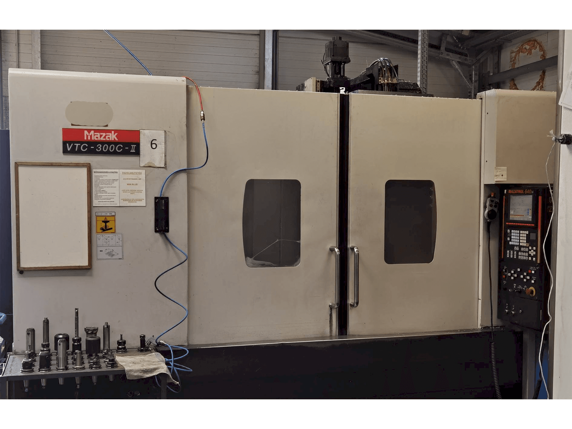 Čelní pohled na Mazak VTC 300 C II stroj