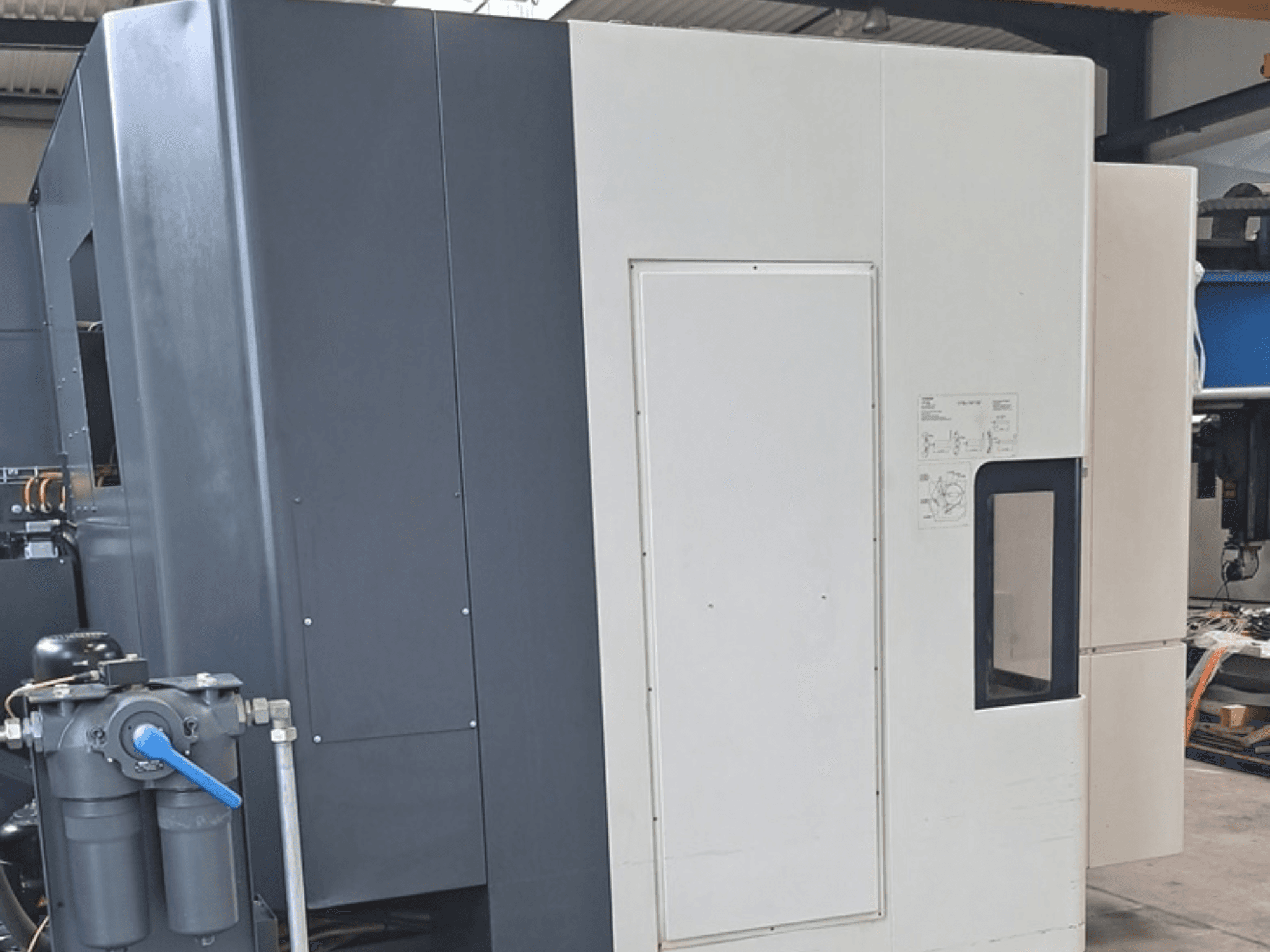 Horizontální obráběcí centrum DMG MORI NHX5000, boční pohled znázorňující ovládací panel a mechanické prvky.