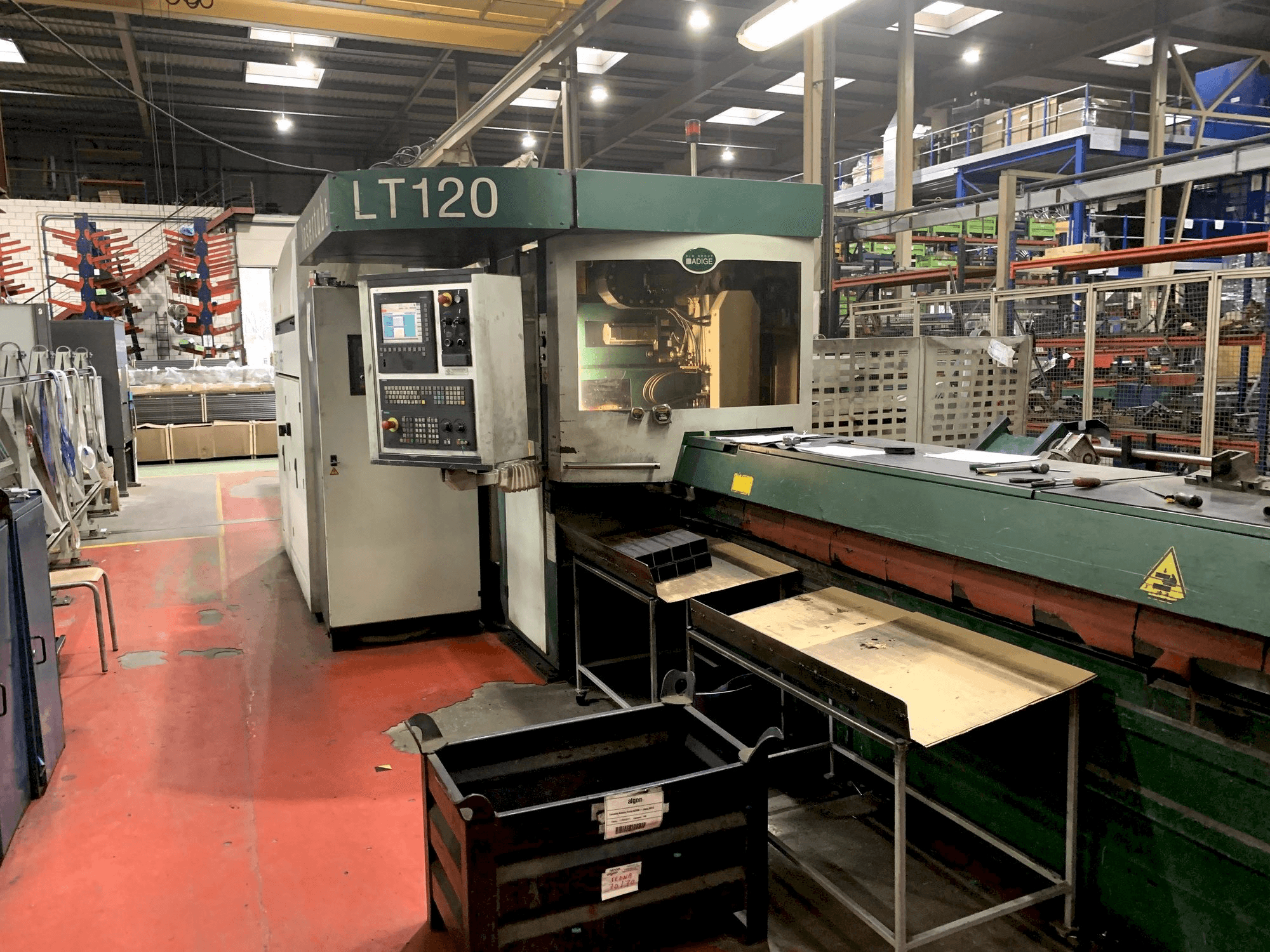 Čelní pohled na ADIGE LT 120 stroj