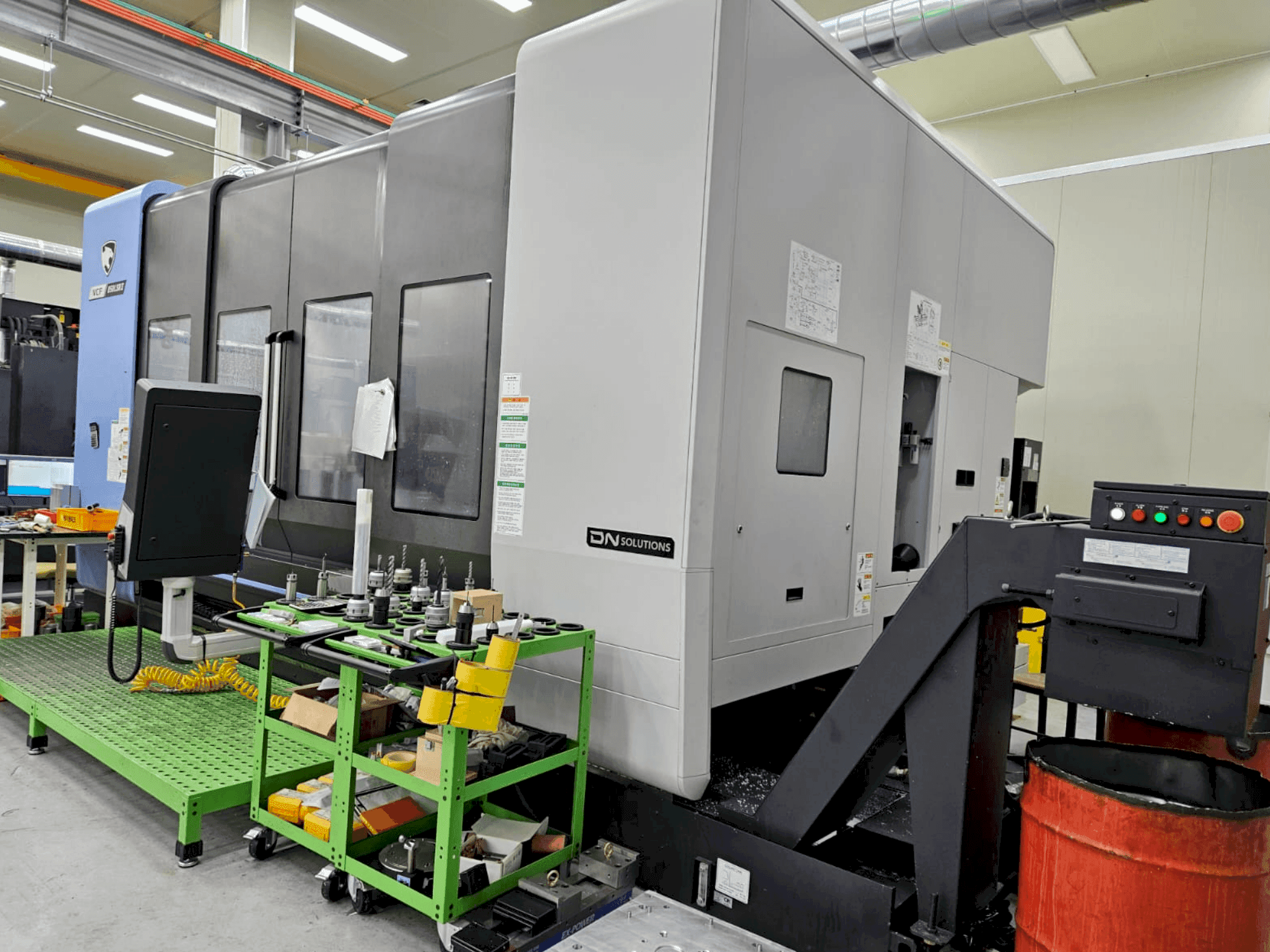 Čelní pohled na DN SOLUTIONS VCF 850LSRII stroj