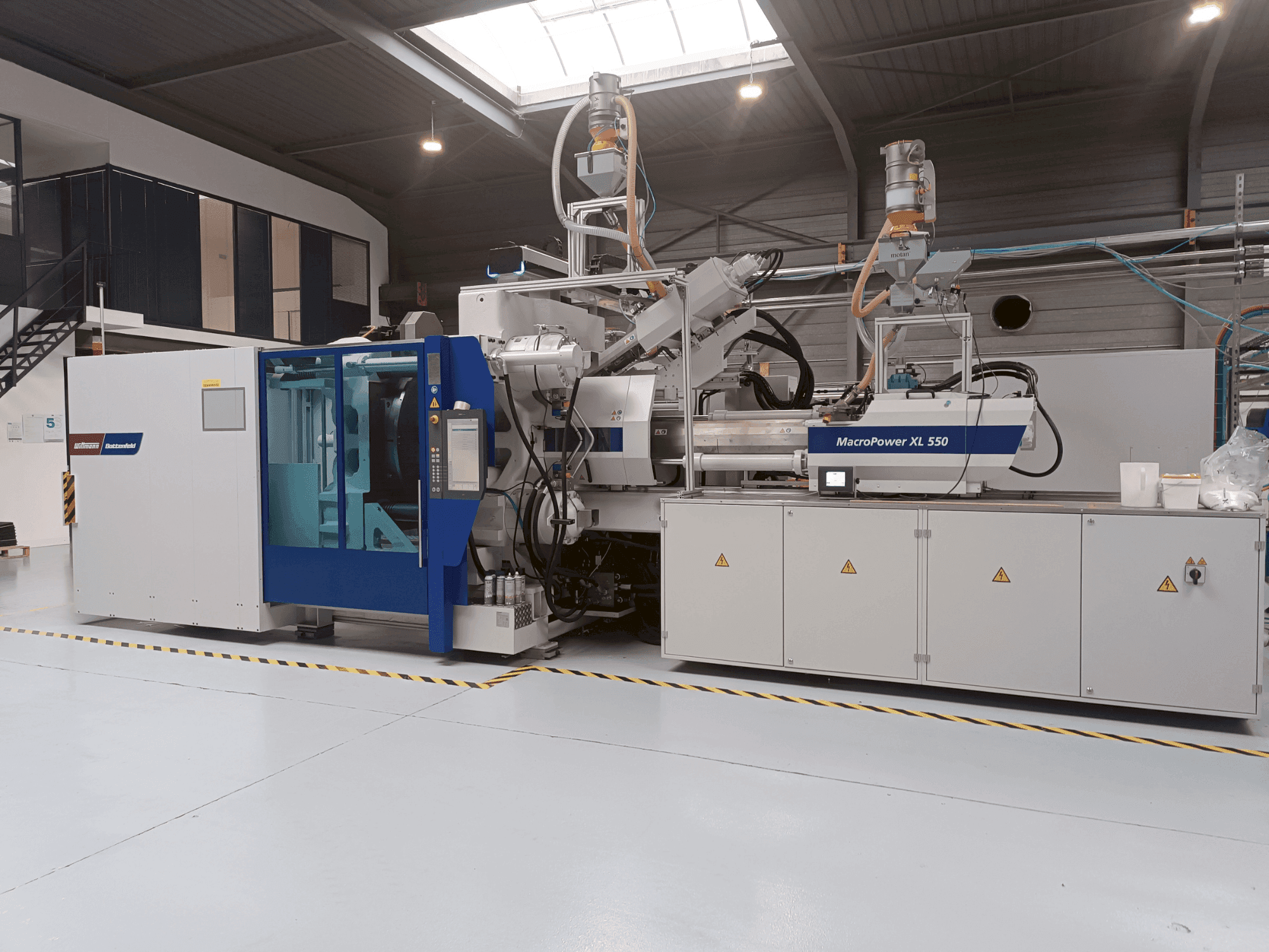 Čelní pohled na Battenfeld MacroPower 550XL 2250H-350S 3K stroj