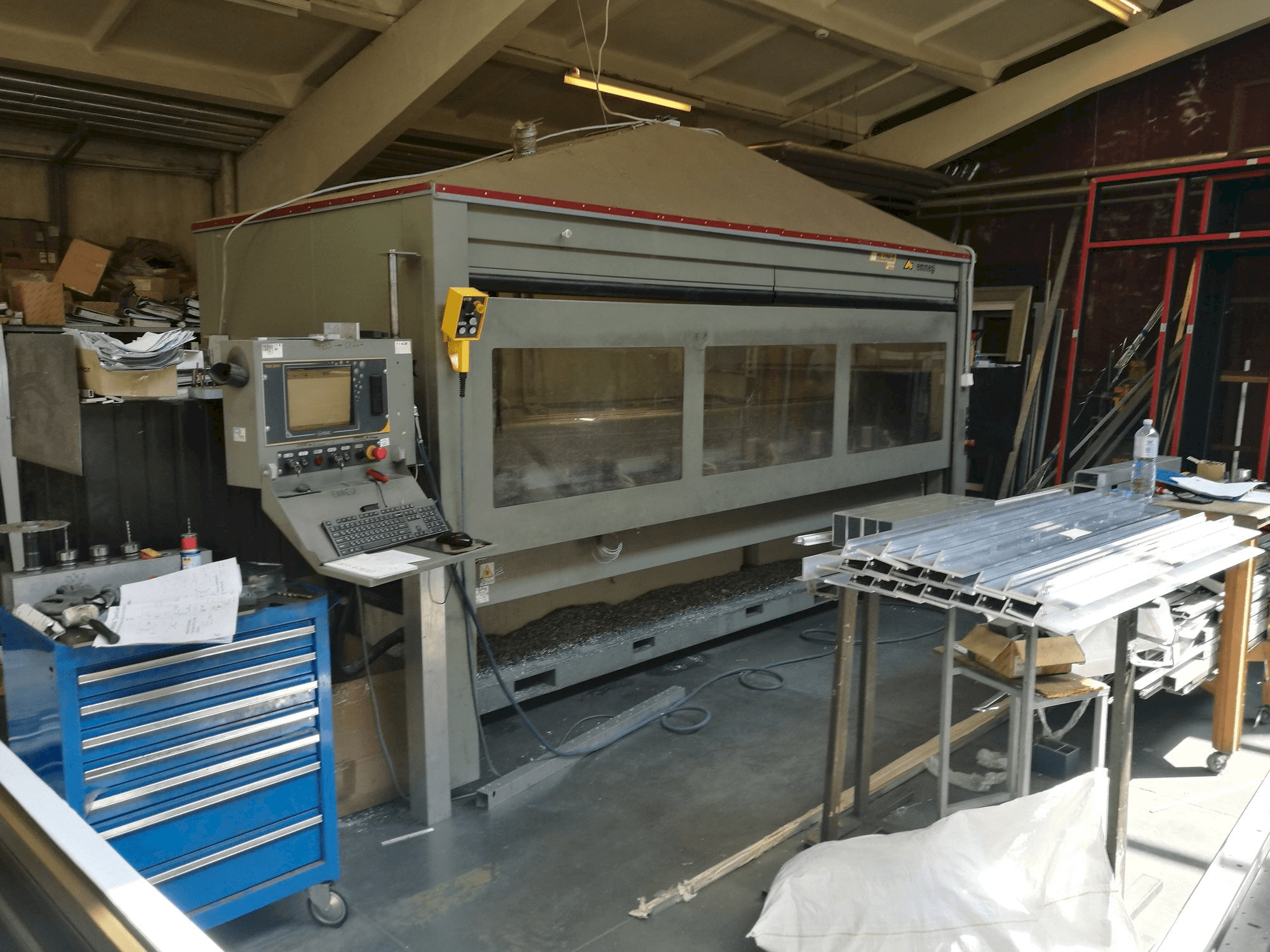 Čelní pohled na Aluma Phantomatic T4 A stroj