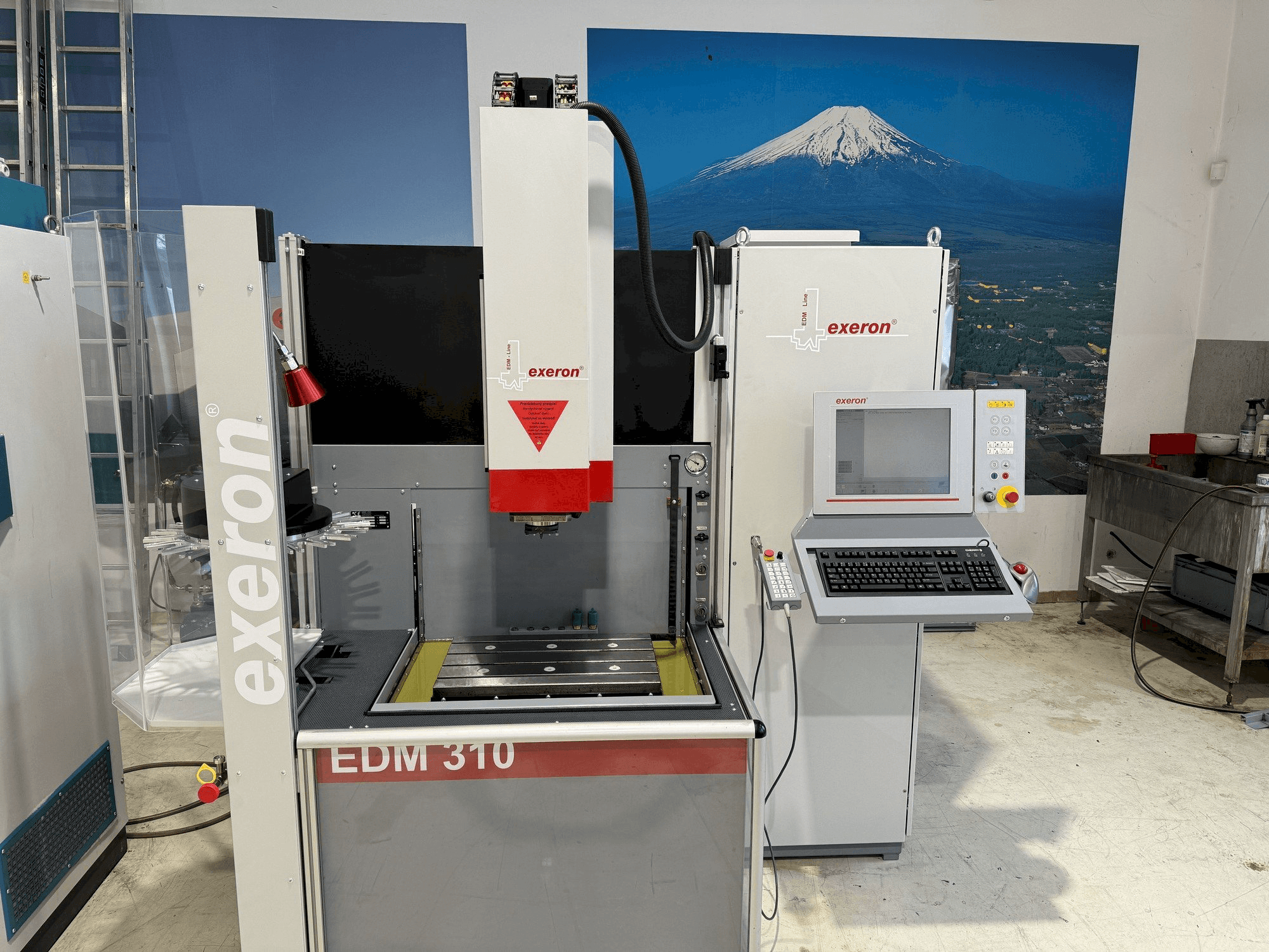 Čelní pohled na Exeron EDM 310 MF 20 stroj