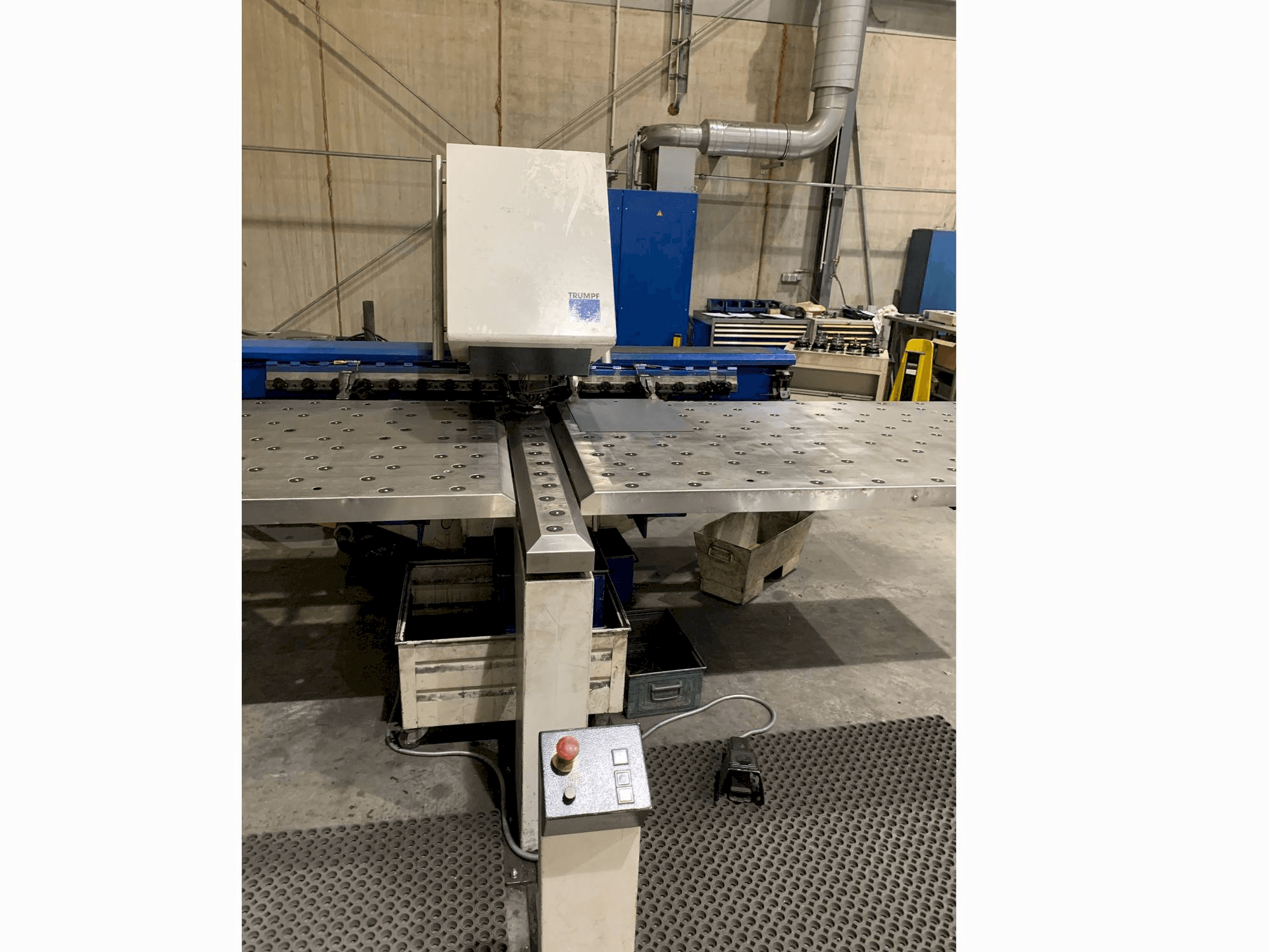 Čelní pohled na Trumpf Trumatic 200 stroj