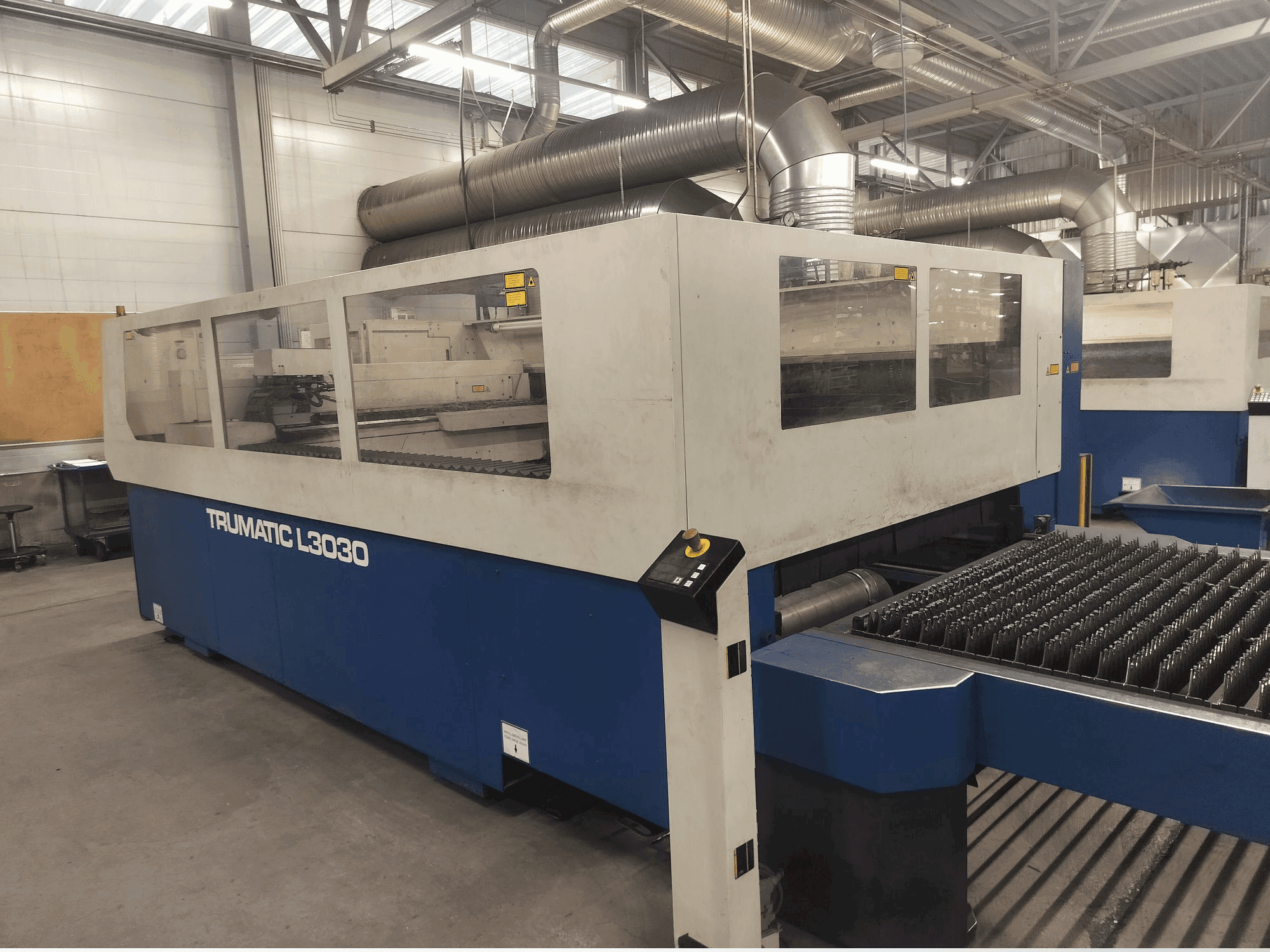 Čelní pohled na TRUMPF Trumatic L3030 stroj