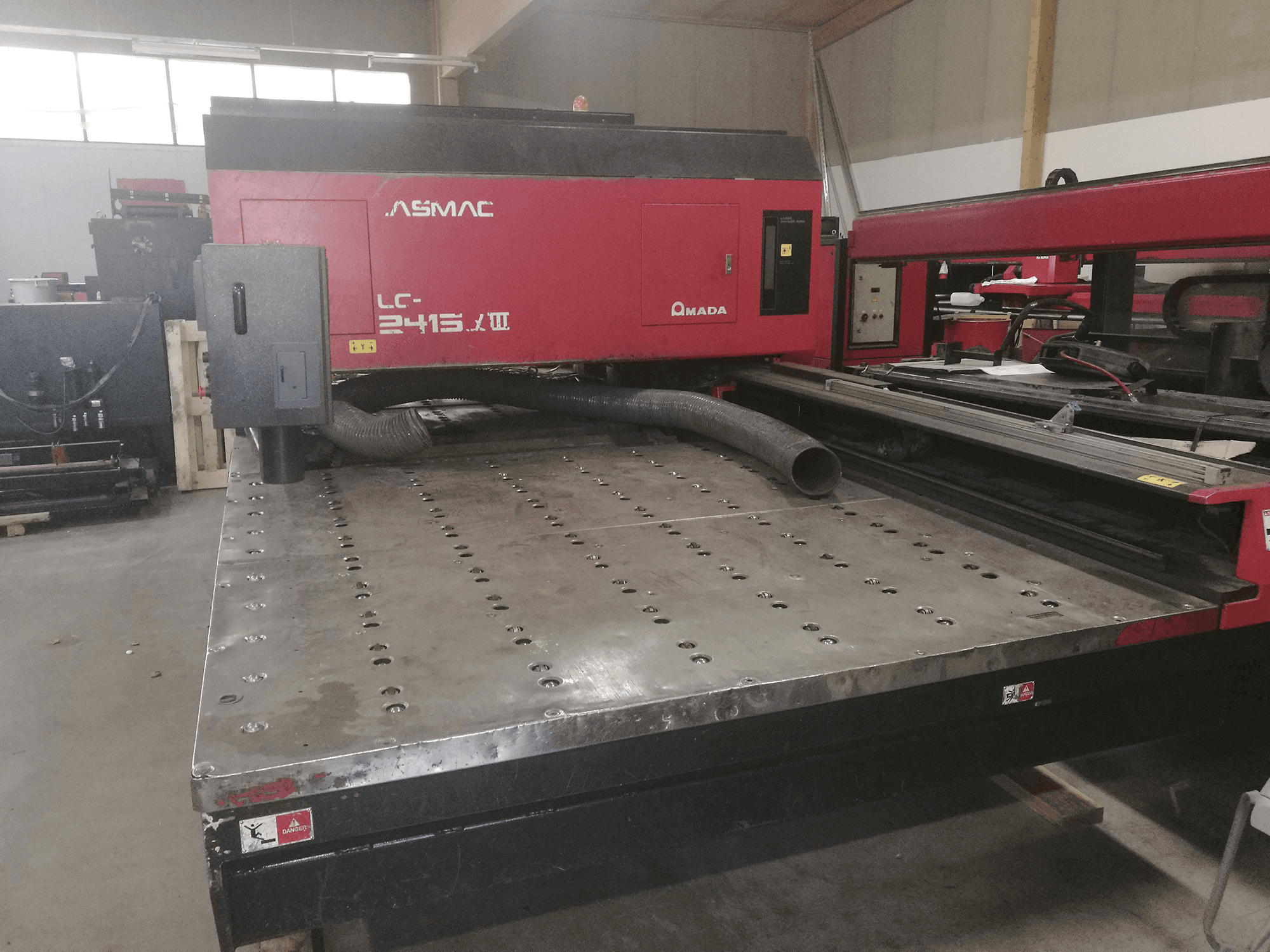 Čelní pohled na AMADA LC 2415 α3 stroj