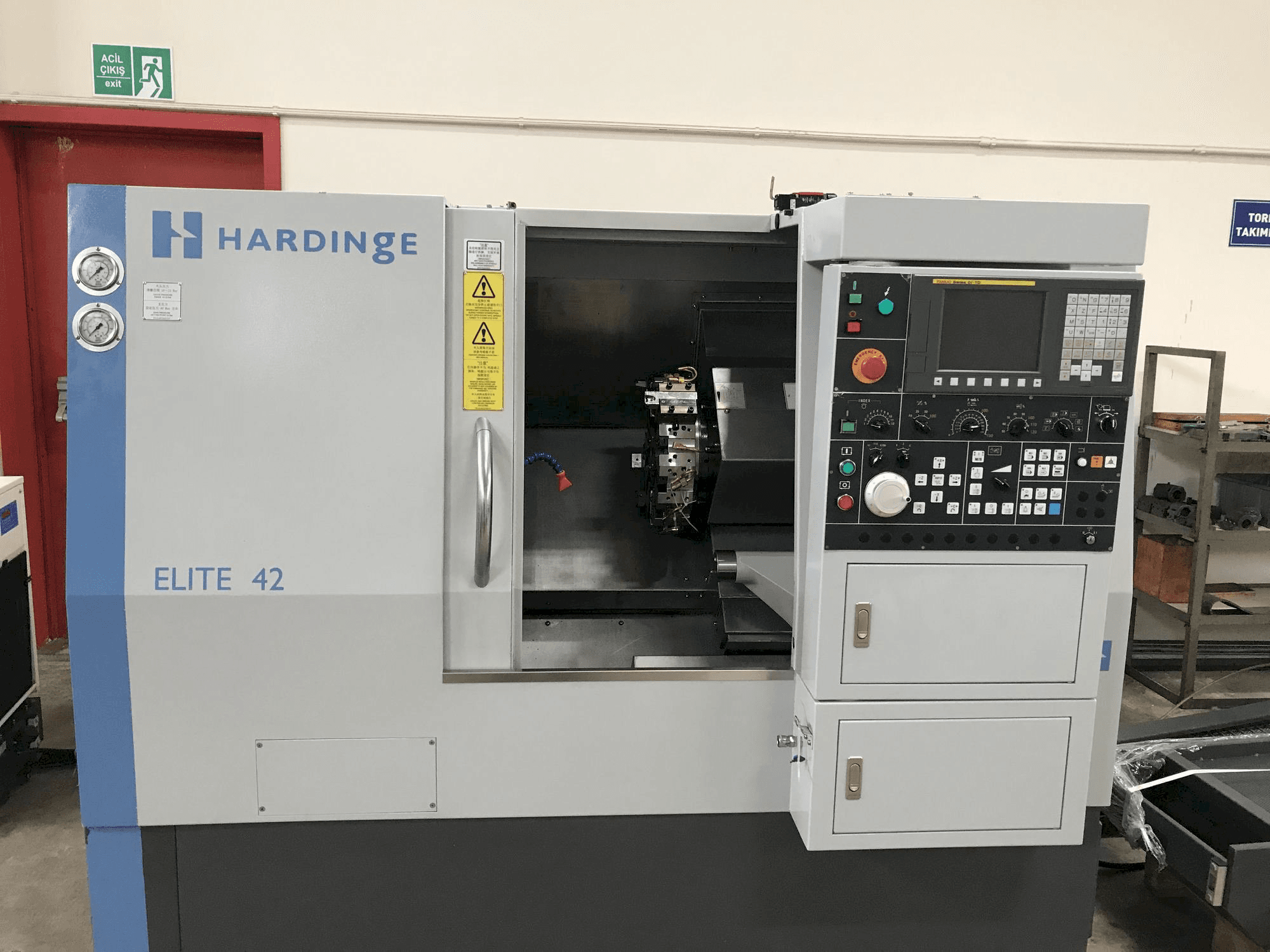 Čelní pohled na HARDINGE Elite 42 stroj