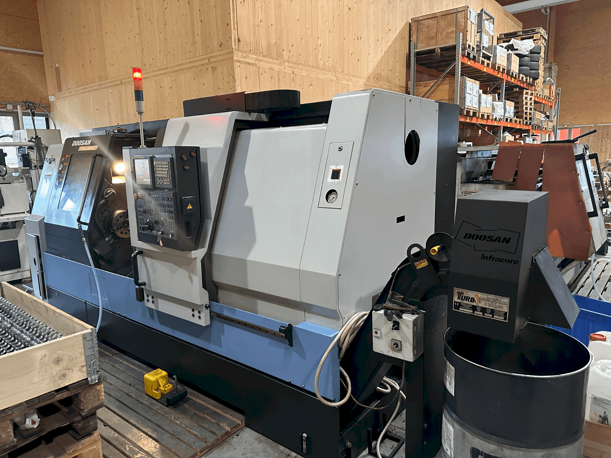 Čelní pohled na DOOSAN Puma 2500XLY stroj