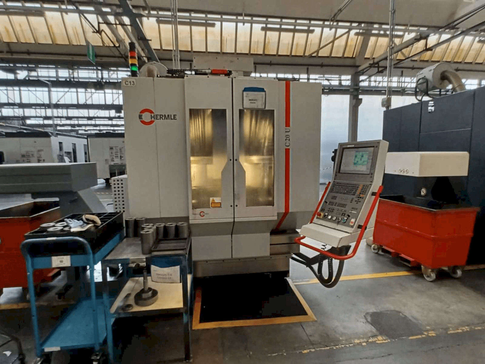 Čelní pohled na HERMLE C20U stroj