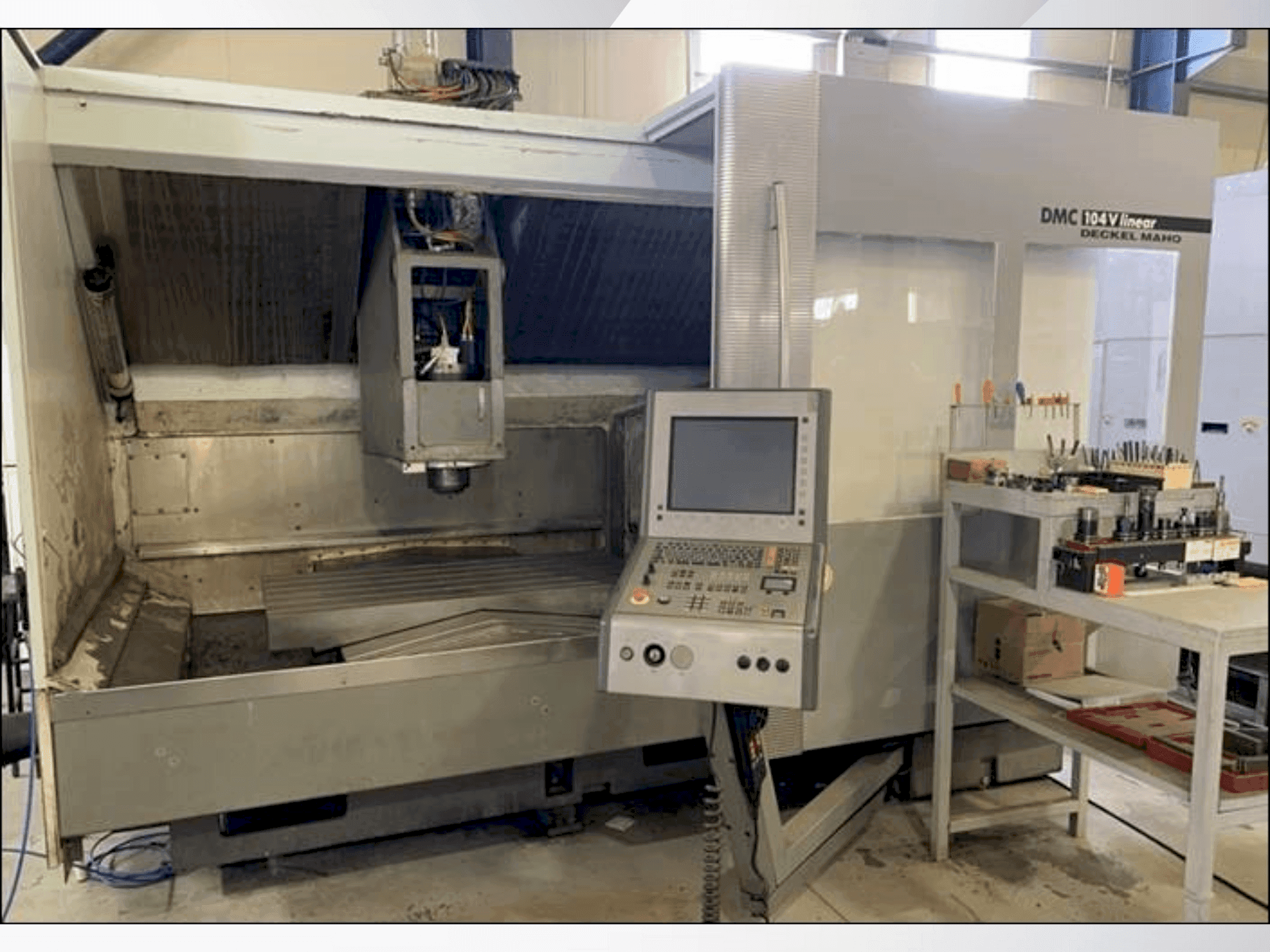 Čelní pohled na DECKEL MAHO DMC 104V Linear stroj