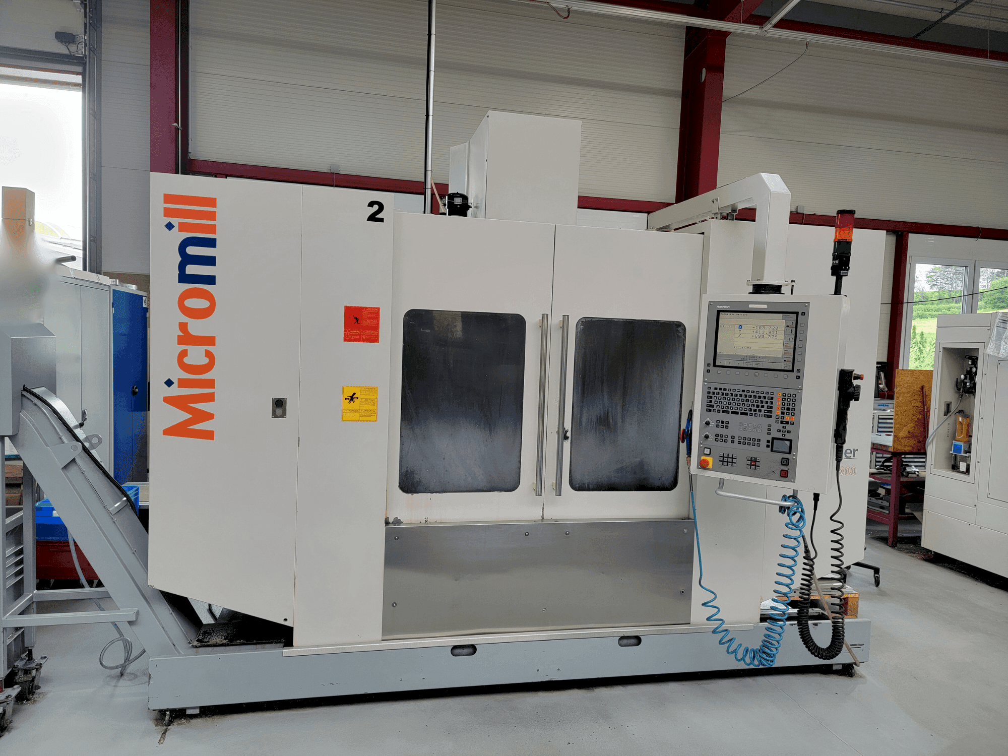 Čelní pohled na BUFFALO Micromill VMC 1300 stroj