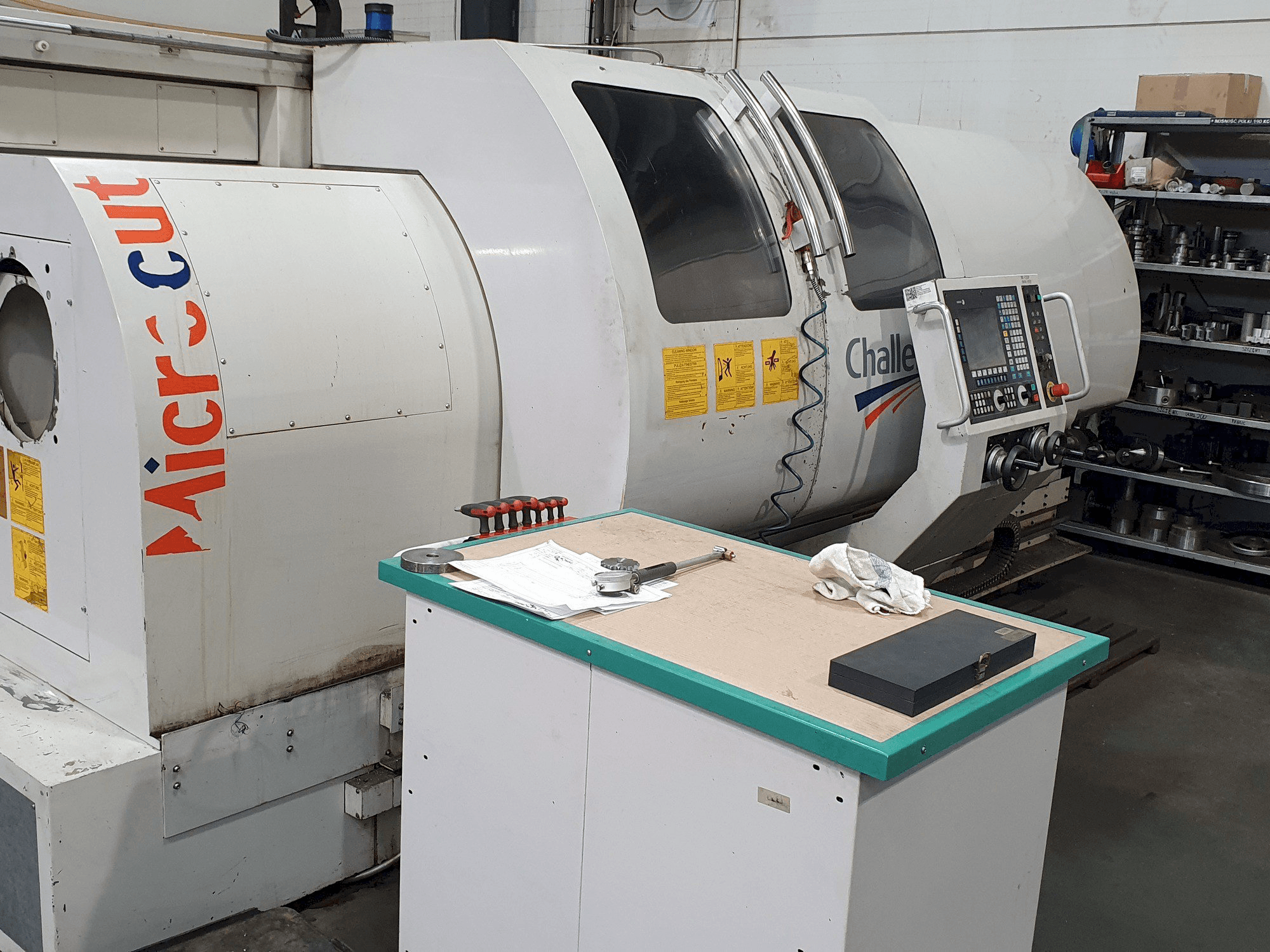 Čelní pohled na MICROCUT BNC-2280X stroj