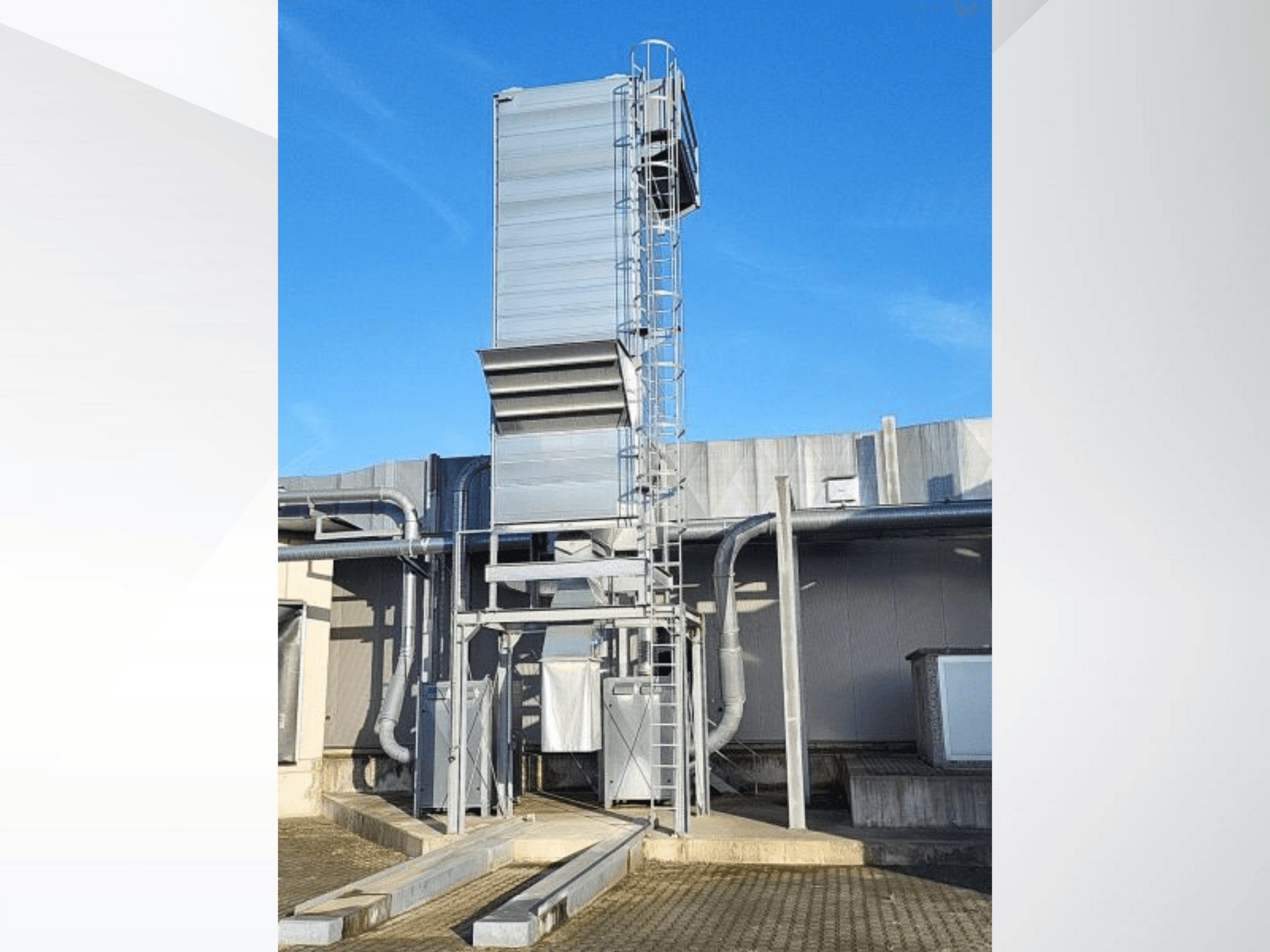 Dřevoobráběcí stroj SCHUKO Solo-160-2323/30/182/BD při pohledu zepředu s kovovou konstrukcí a přístupovým žebříkem.