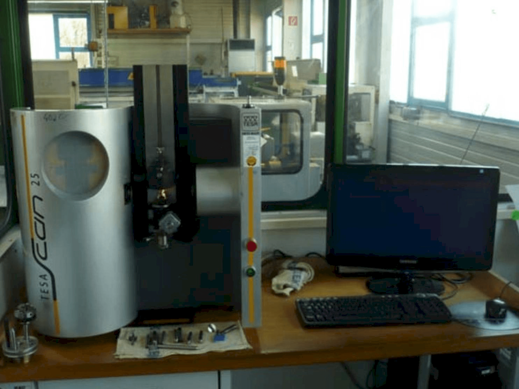 Čelní pohled na TESA Scan 25 stroj