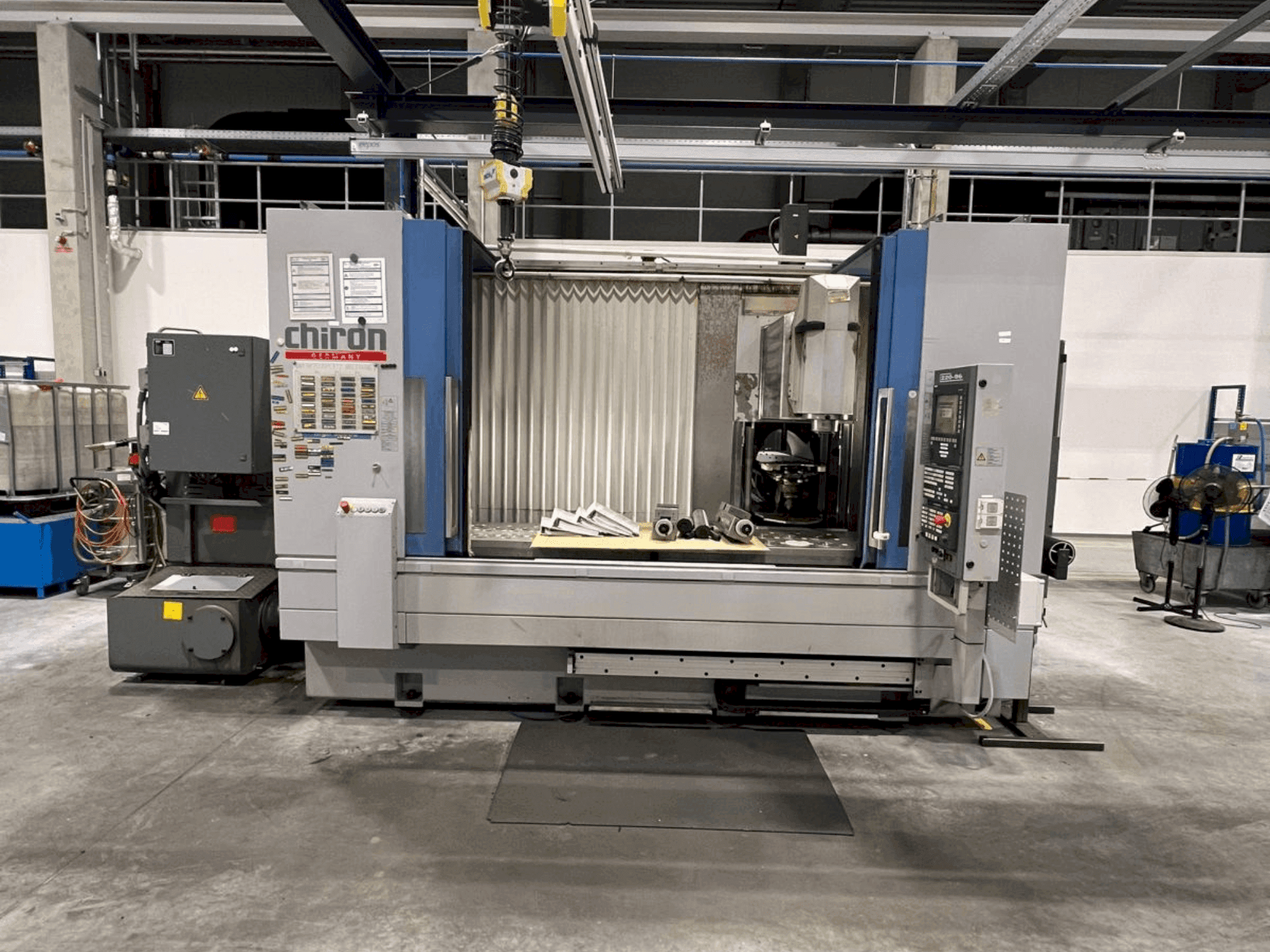 Čelní pohled na CHIRON Mill 2000 stroj