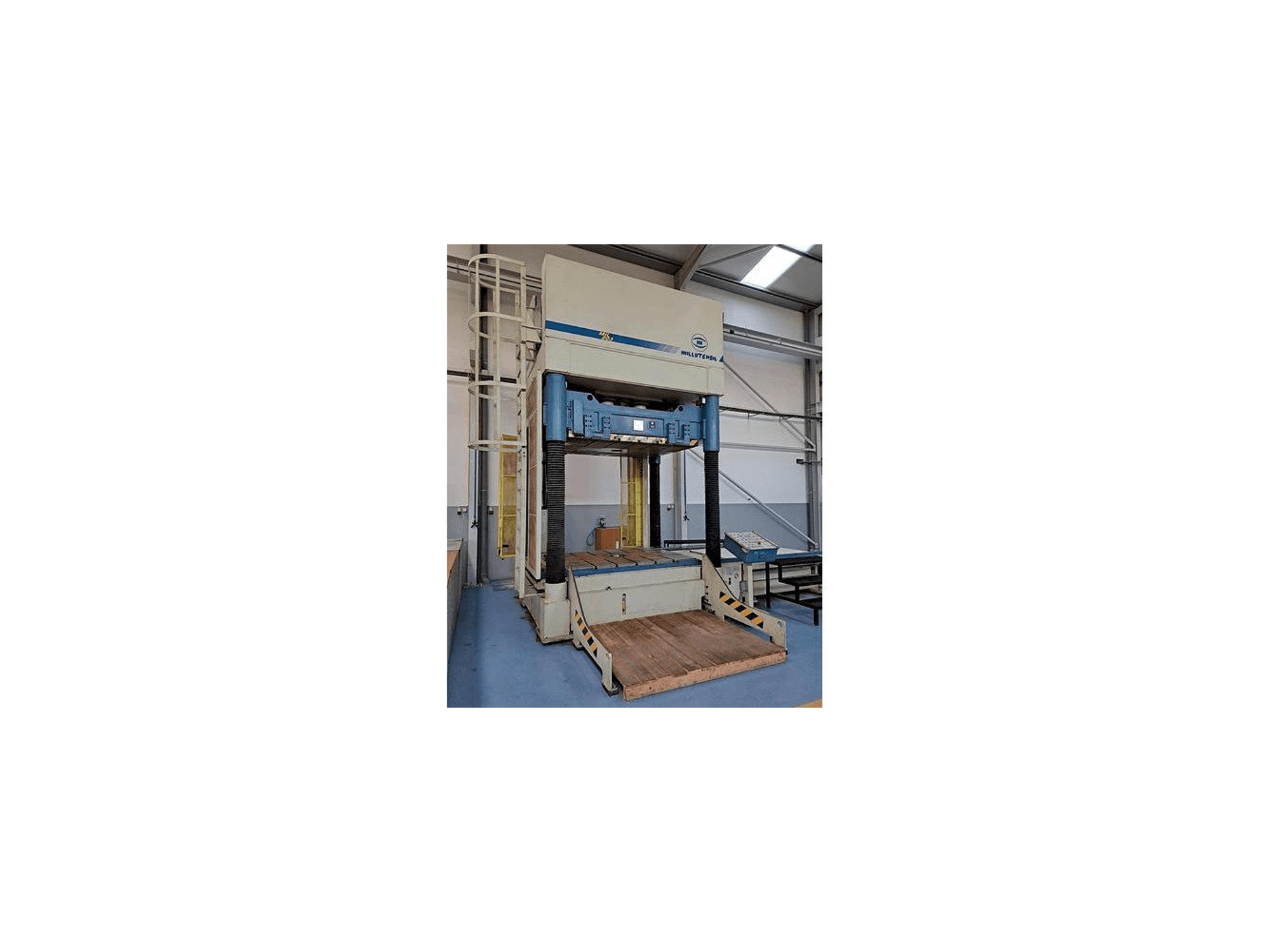 Levý boční pohled na MILLUTENSIL Mil 203 stroj