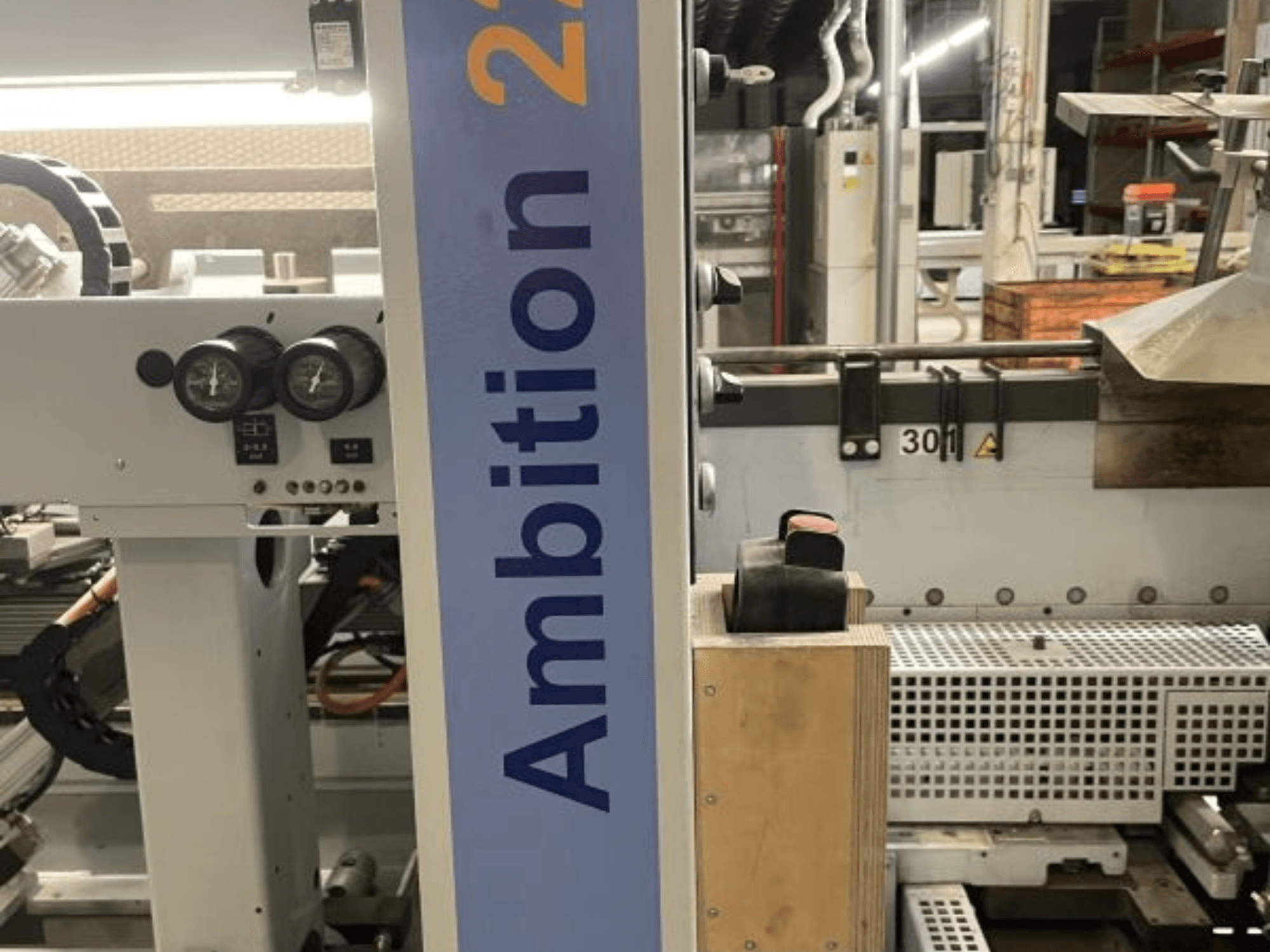 Pohled zepředu na olepovačku hran HOMAG KAL 210 Ambition 2264, ukazující číselníky, ovládací prvky a značkový boční panel.