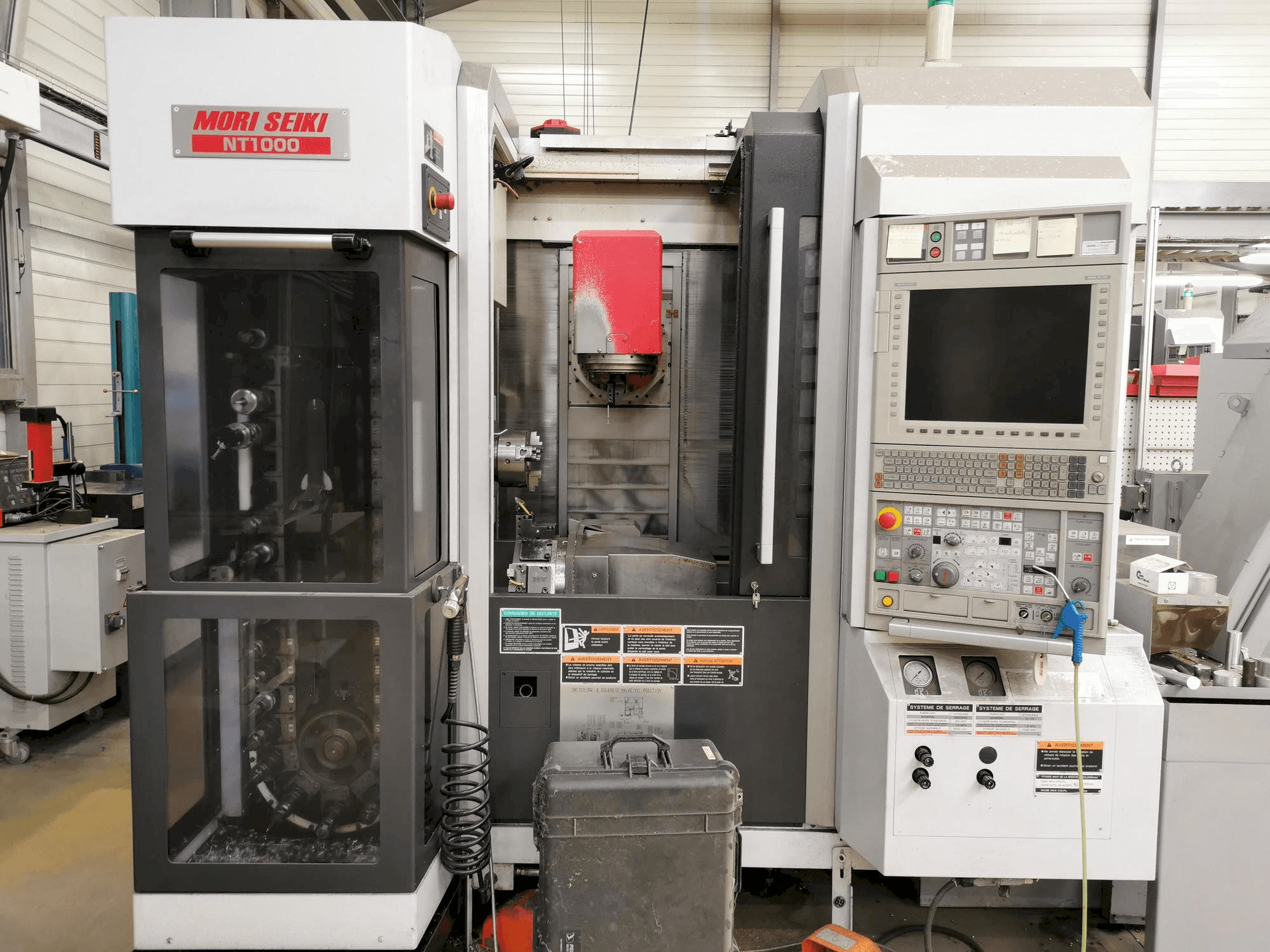 Čelní pohled na MORI SEIKI NT 1000 stroj