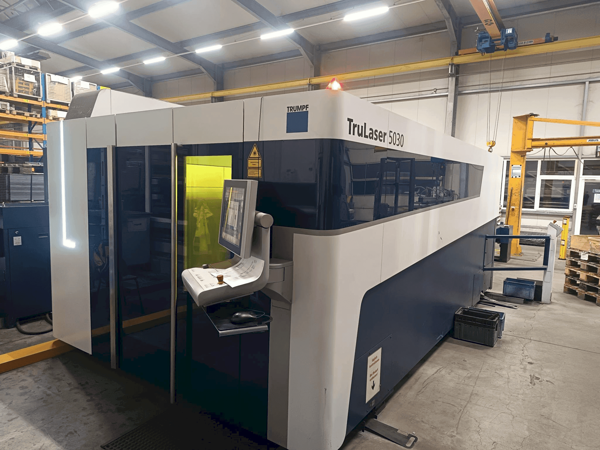Čelní pohled na TRUMPF Trulaser 5030 Fiber stroj