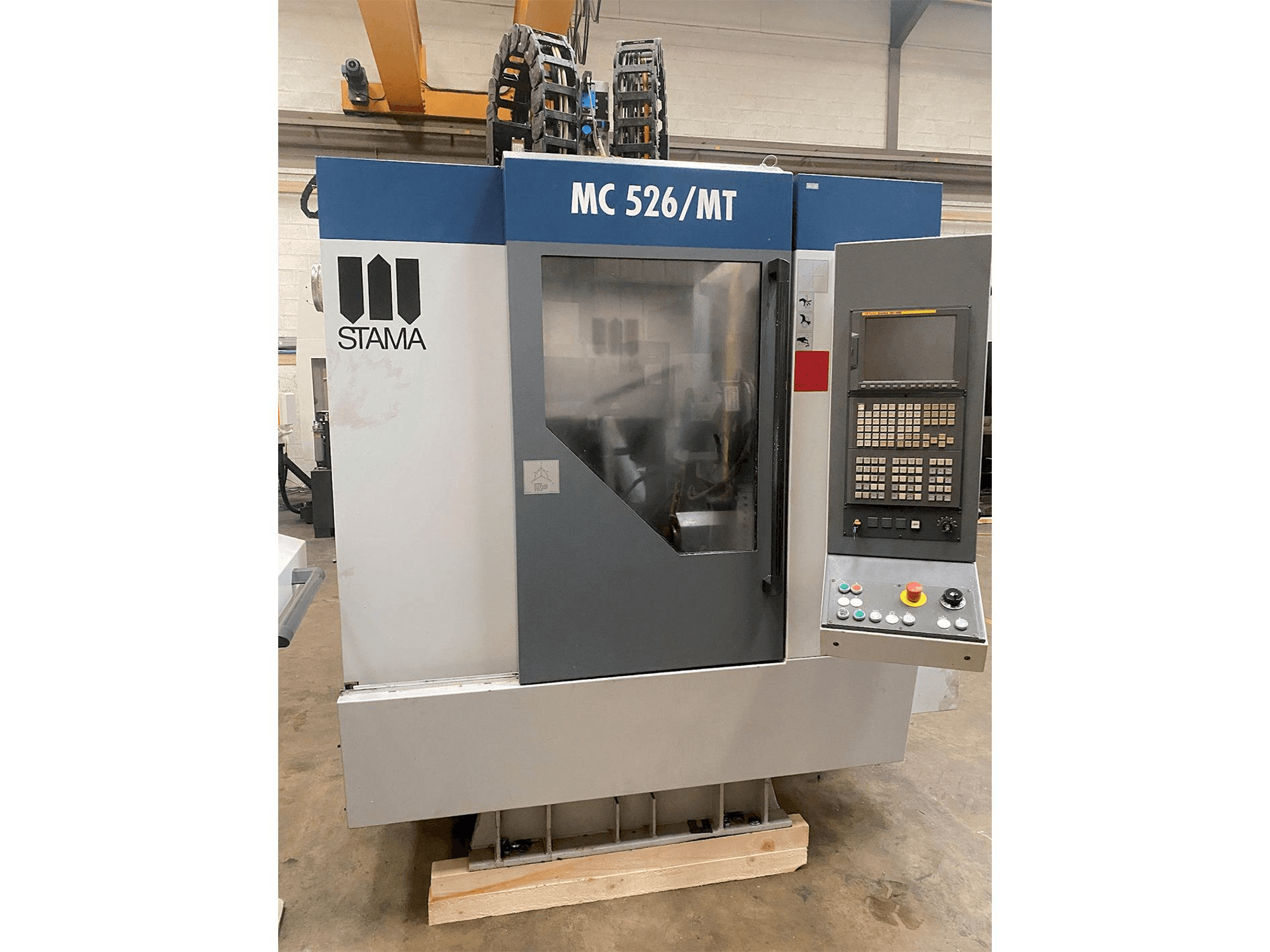 Čelní pohled na STAMA MC 526 stroj