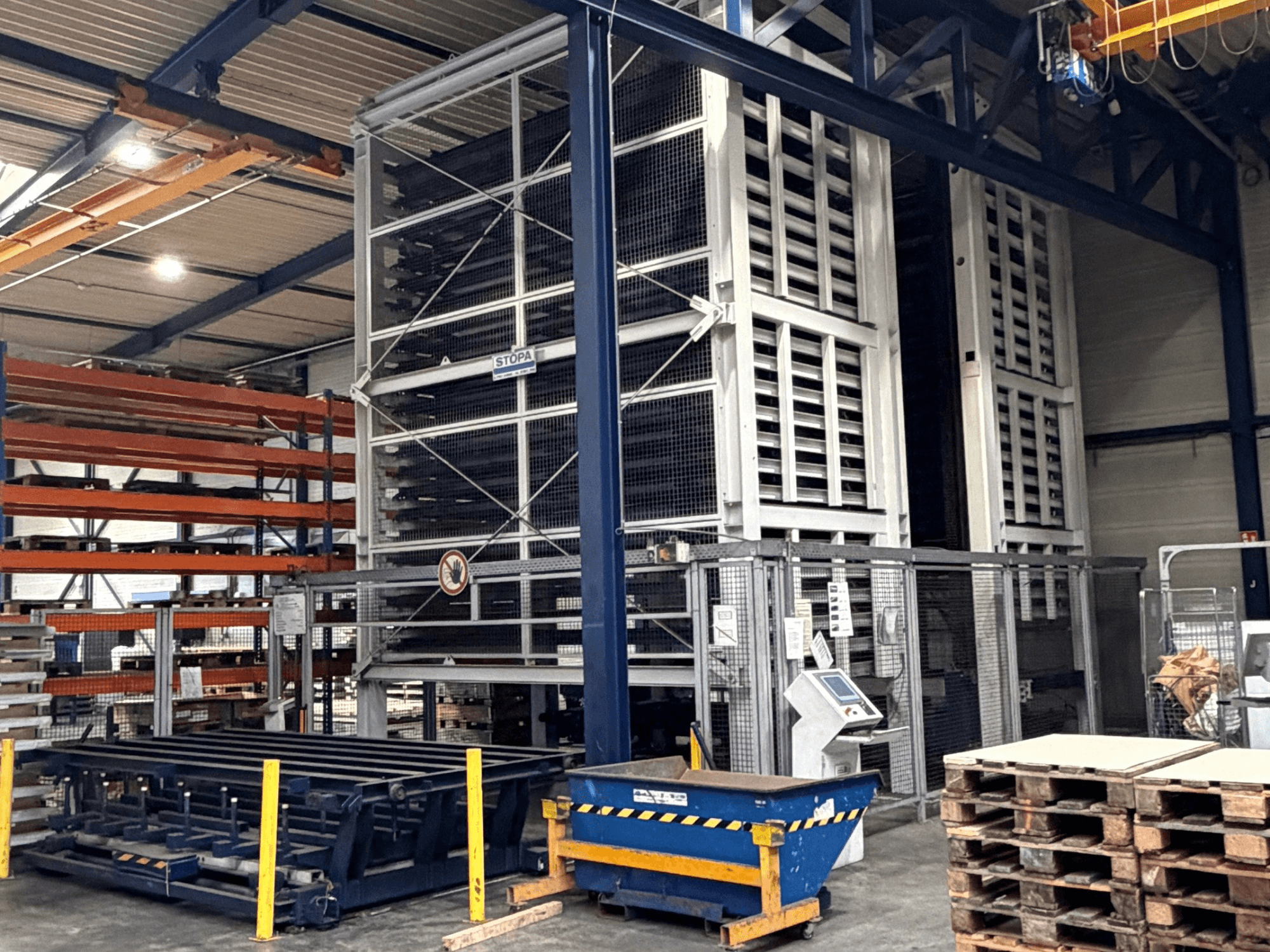 Automatizační systém TRUMPF STOPA 4000x2000 ve skladu, boční pohled na regály a ovládací panel ve skladu.