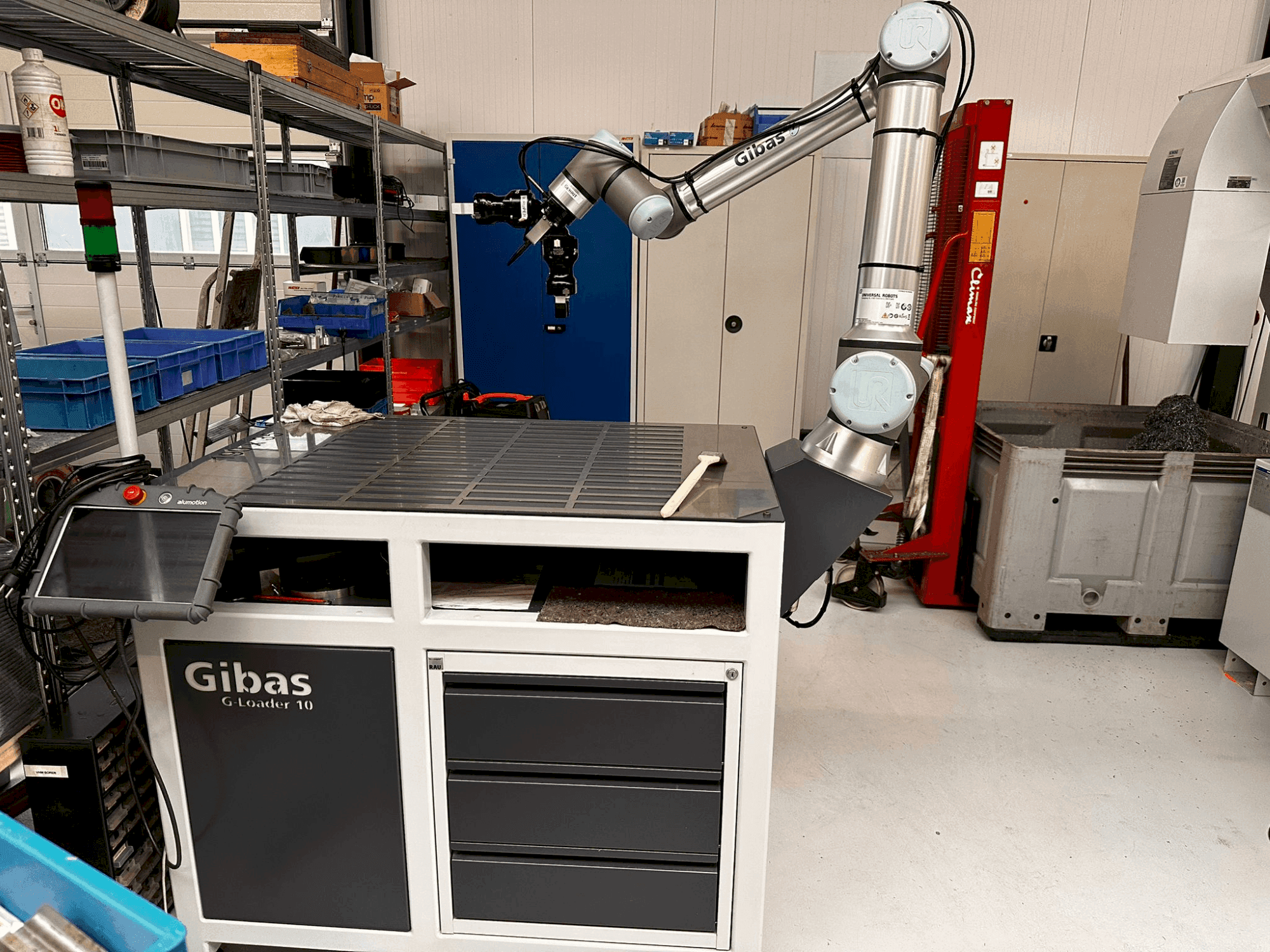 Čelní pohled na Universal Robots UR10e-Serie stroj
