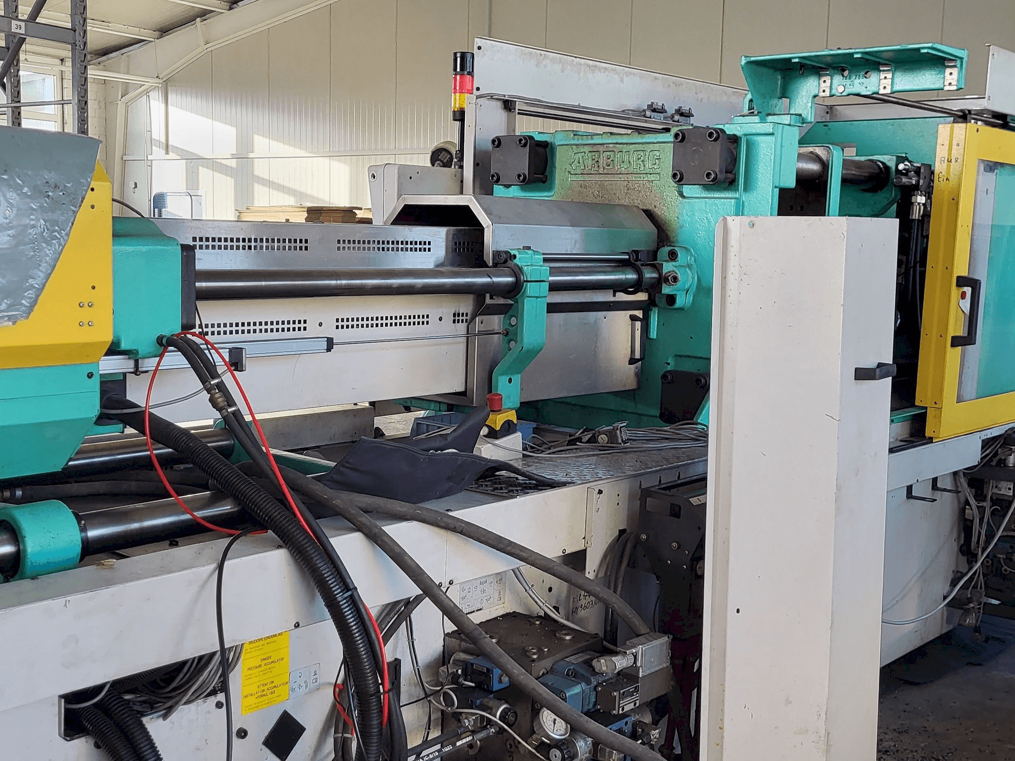 Levý pohled na Arburg Allrounder Centex 570C2200-1300 stroj